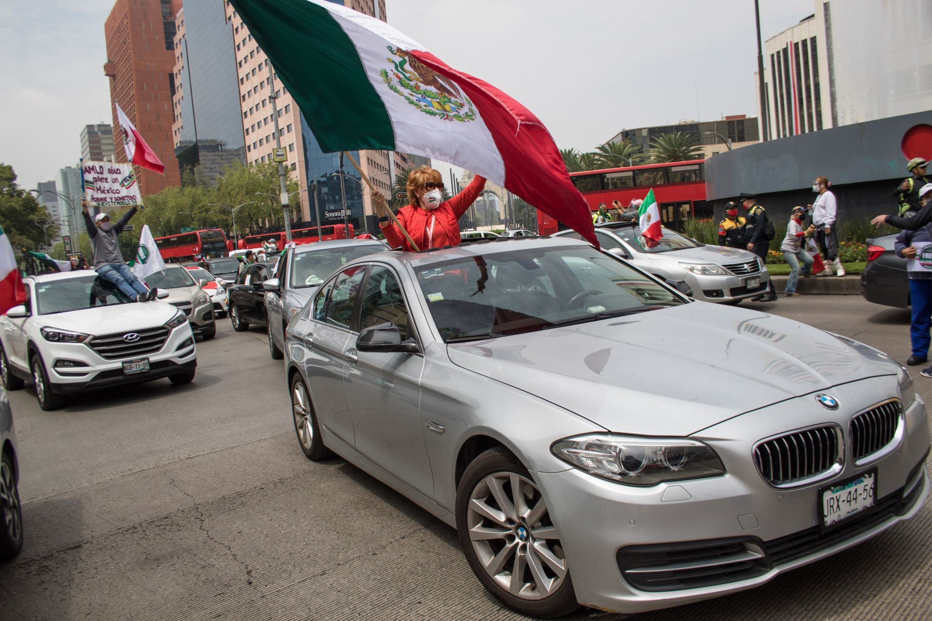 CIUDAD DE MÉXICO, 20SEPTIEMBRE2020.- Integrantes del Frente Nacional Anti-AMLO provenientes de diferentes estados de la República continúan con su plantón sobre avenida Juárez para exigir la renuncia del Jefe del Ejecutivo, al mediodía un caravana en auto de simpatizantes de este movimiento llegaron en apoyo por avenida Reforma, lo que aprovecharon para extender el plantón con casas de campaña en la glorieta en donde cruzan avenida Reforma, Juárez y Balderas. FOTO: MOISÉS PABLO/CUARTOSCURO.COM