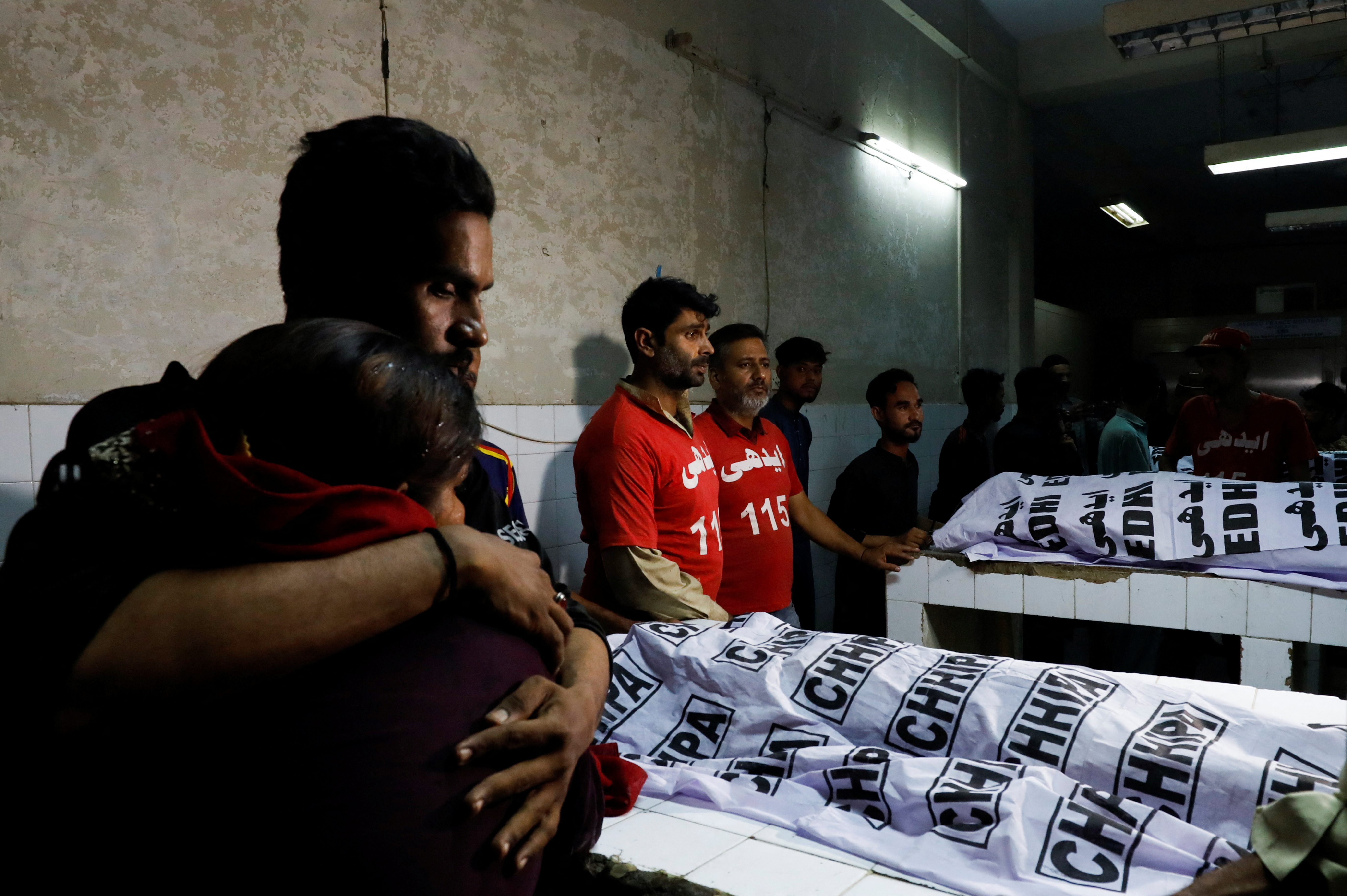 Un grupo de personas llora la muerte de un familiar  (REUTERS/Akhtar Soomro)