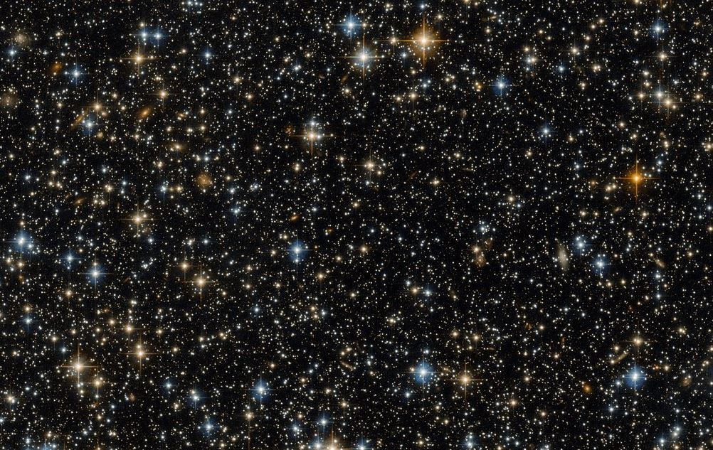 Las galaxias masivas son un cúmulo que contiene una masa (materia oscura mayormente) de 100 billones de estrellas 
