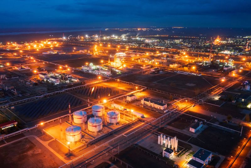 FOTO DE ARCHIVO: Una vista general muestra la refinería de petróleo de la compañía Lukoil en Volgogrado, Rusia, 22 de abril de 2022. Imagen tomada con un dron. REUTERS/Equipo fotógrafo de Reuters