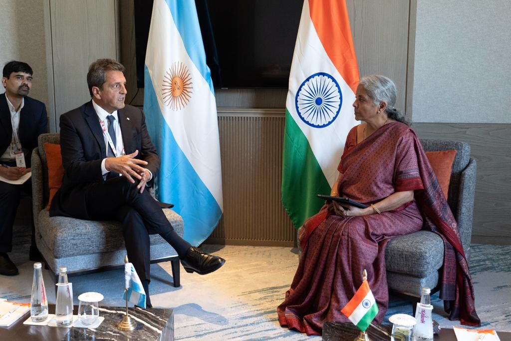 Sergio Massa dialoga con Nirmala Sitharaman, ministra de Finanzas de la India, durante la cumbre del G20 en Bengaluru