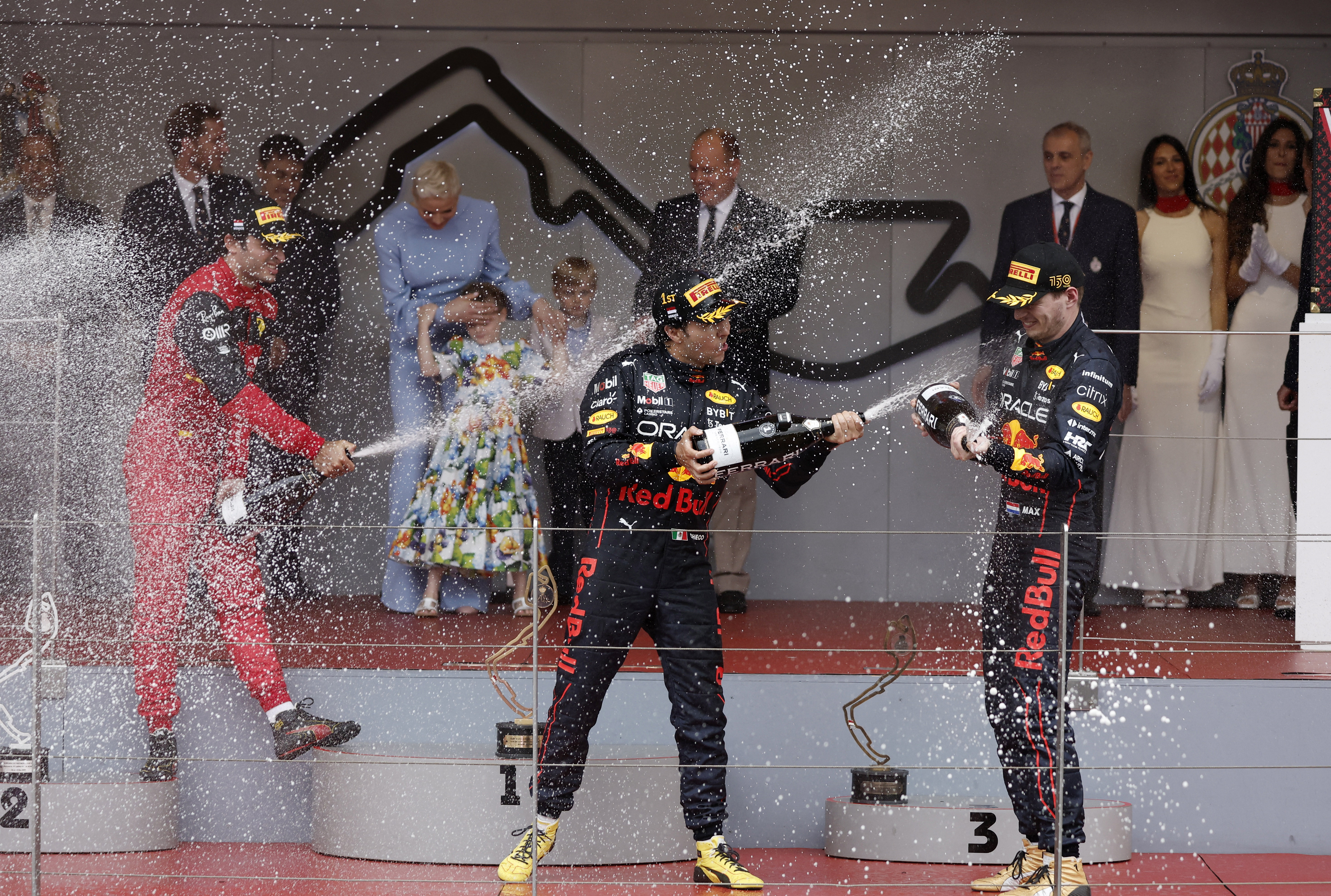 Carlos Sainz, Sergio Pérez y Max Verstappen celebran en el podio monegasco (REUTERS/Benoit Tessier)