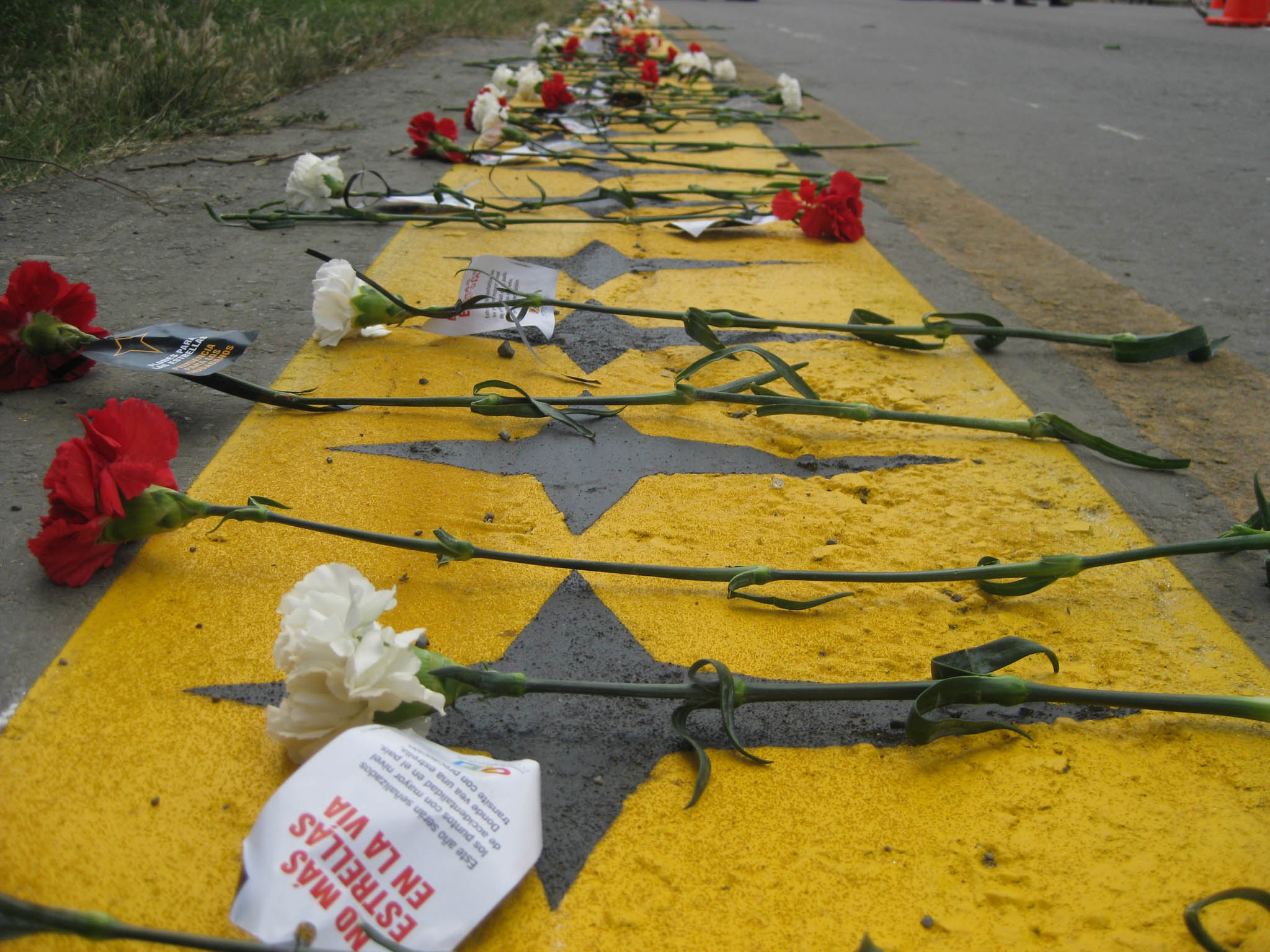 Hombre que pintaba ‘las estrellas negras’ para señalizar los muertos por accidentes de tránsito en Bogotá, falleció tras ser atropellado por un carro