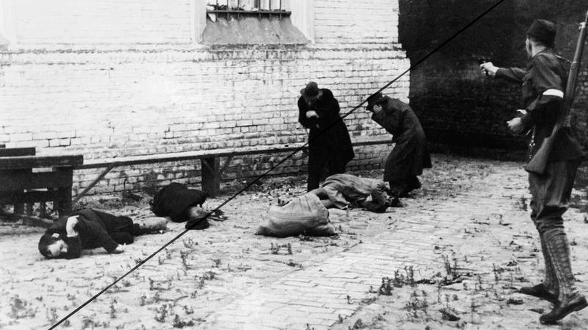 Los paramilitares asesinaron judíos en las calles de Riga. La invasión del ejército nazi a la URSS significó también masivos asesinatos contra los judíos de Europa (Imperial War Museum)