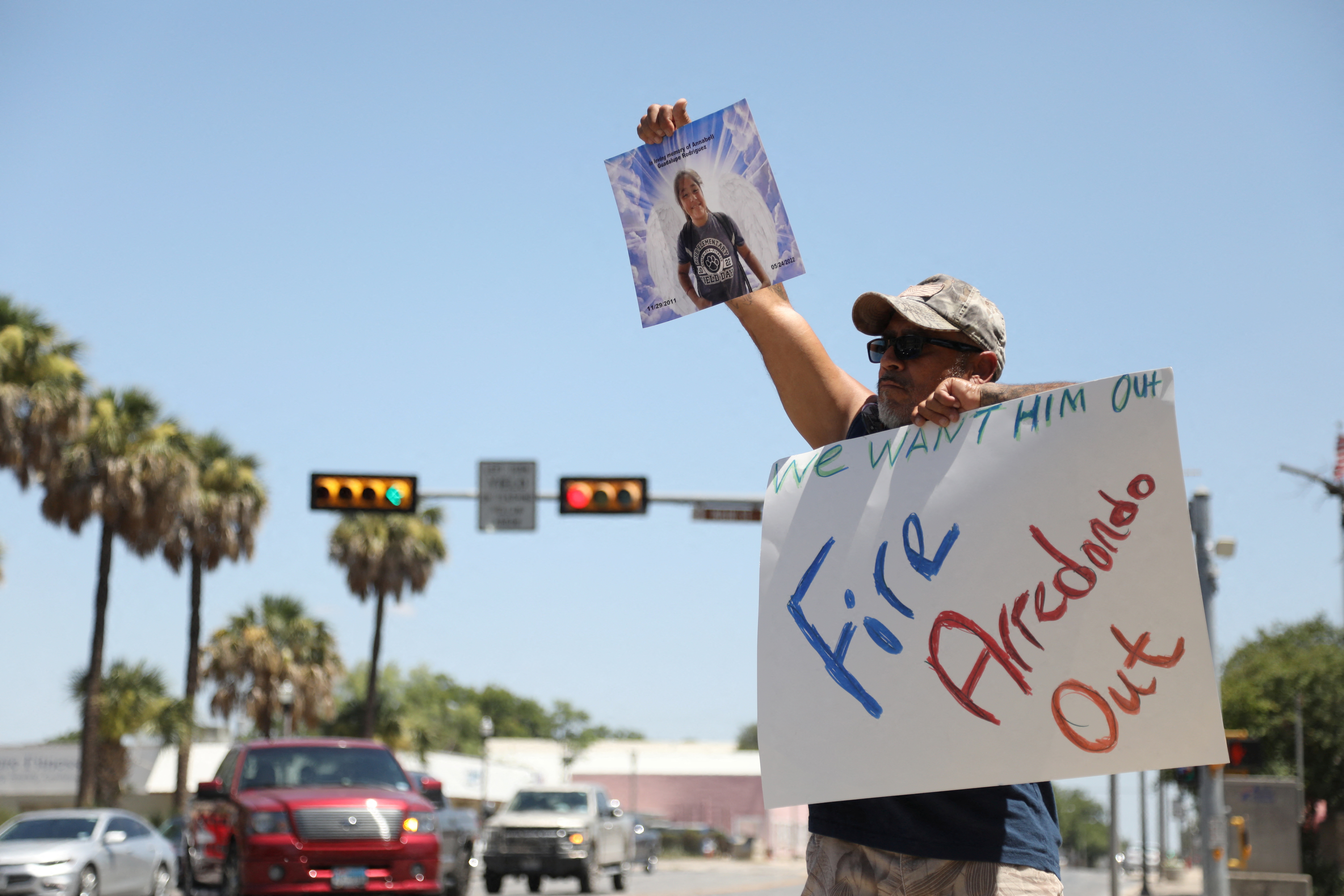 Jesse Rodriguez, ayah salah satu korban pembantaian di SD Robb, menuntut pengunduran diri Pete Arredondo dalam arsip foto (Reuters/Lisa Krantz)