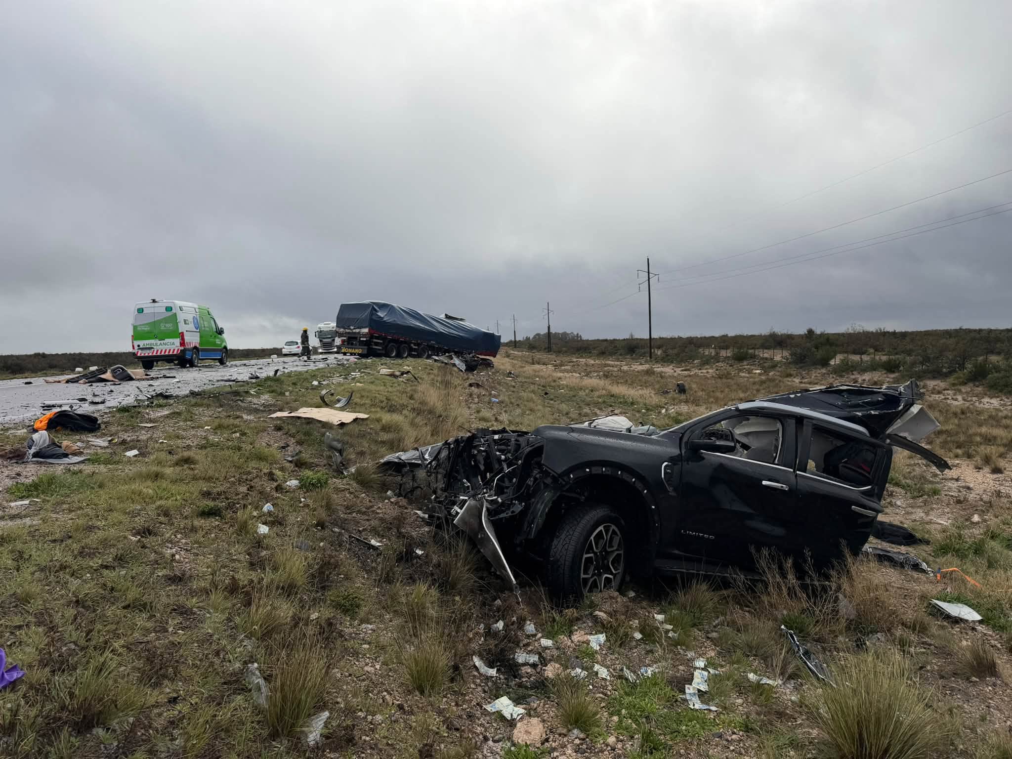 Dos personas murieron y otra sufri&oacute; graves heridas en un triple choque en R&iacute;o Negro