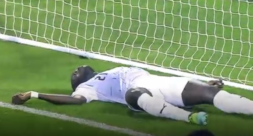 La imagen que preocupó a todos: Ousmane Coulibaly, desplomado en el césped.