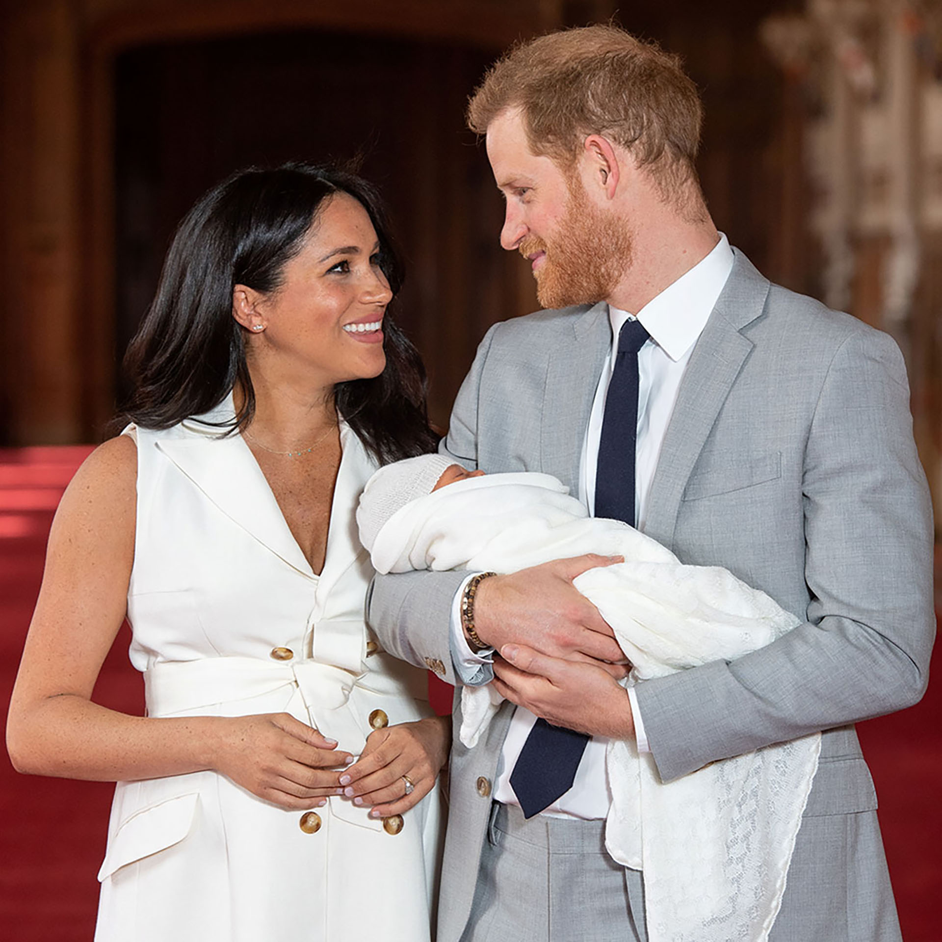 El príncipe Harry y Meghan Markle decidieron presentar a su primogénito en un encuentro breve y dos días después del nacimiento (REUTERS)