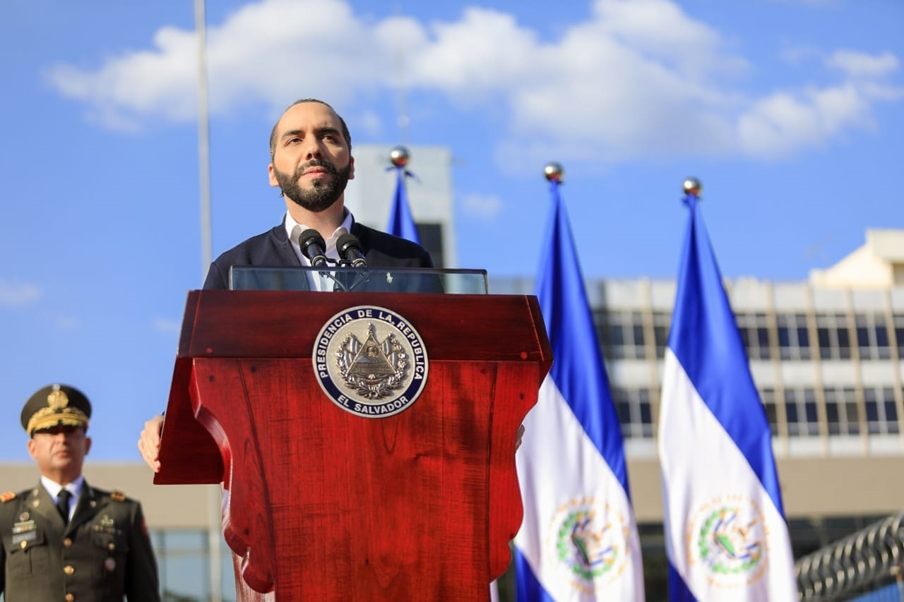 El presidente de El Salvador, Nayib Bukele, se dirige a sus simpatizantes tras la sesión extraordinaria de la Asamblea Legislativa.
EL oficialismo tiene ahora mayoría en el Parlamento