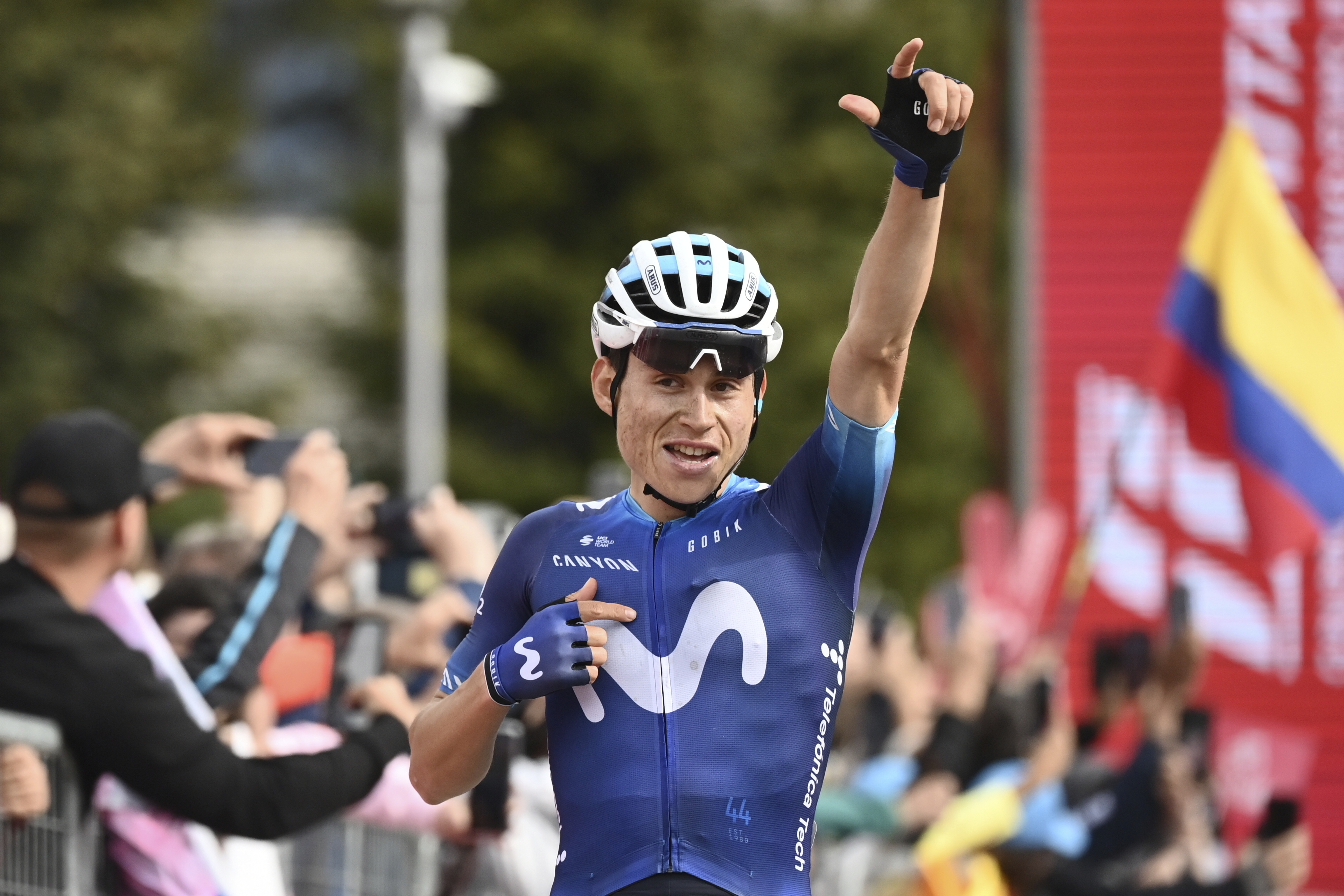 El colombiano Einer Rubio Reyes celebra su triunfo en la 13ra etapa del Giro D'Italia, el viernes 19 de mayo de 2023, entre Borgofranco D'Ivrea y Crans Montana, Italia. (Fabio Ferrari/LaPresse via AP)