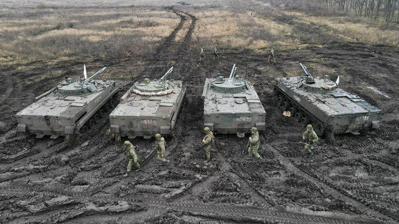 Vehículos de combate de infantería BMP-3 de origen ruso como los que fueron entregados por Eslovaquia y la República Checa al ejército ucraniano. REUTERS/Sergey Pivovarov