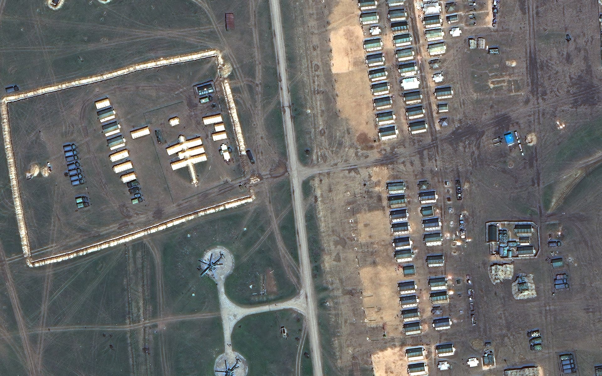 Alojamiento de tropas rusas, un hospital de campaña, helicópteros de ataque y vehículos militares en el área de entrenamiento de Opuk en Crimea. Imagen de satélite tomada el 15 de abril. (©2021 Maxar Technologies)