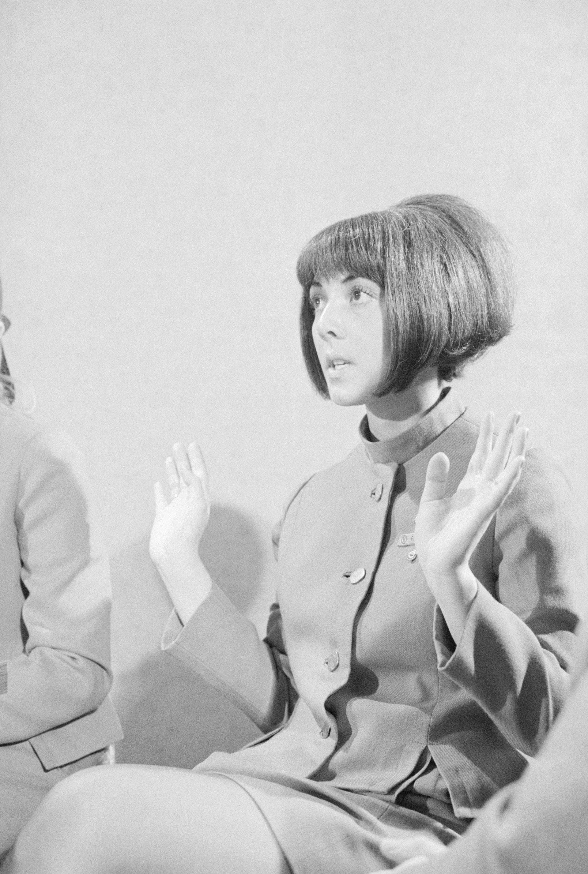 La azafata Florence Schaffner narra a los periodistas las peripecias del secuestro. La chica tuvo que recibir ayuda psiquiátrica por el temor con el que quedó después del episodio (Getty Images)