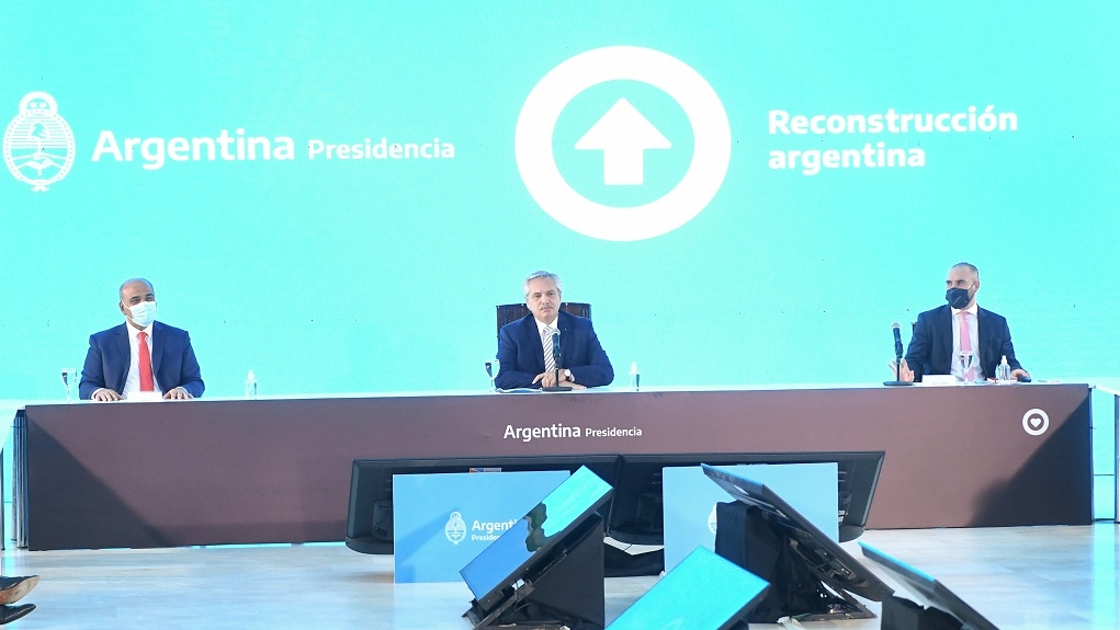 El presidente Alberto Fernández acompañado de su jefe de Gabinete, Juan Manzur, y de su ministro de Economía, Martín Guzmán (Casa Rosada)