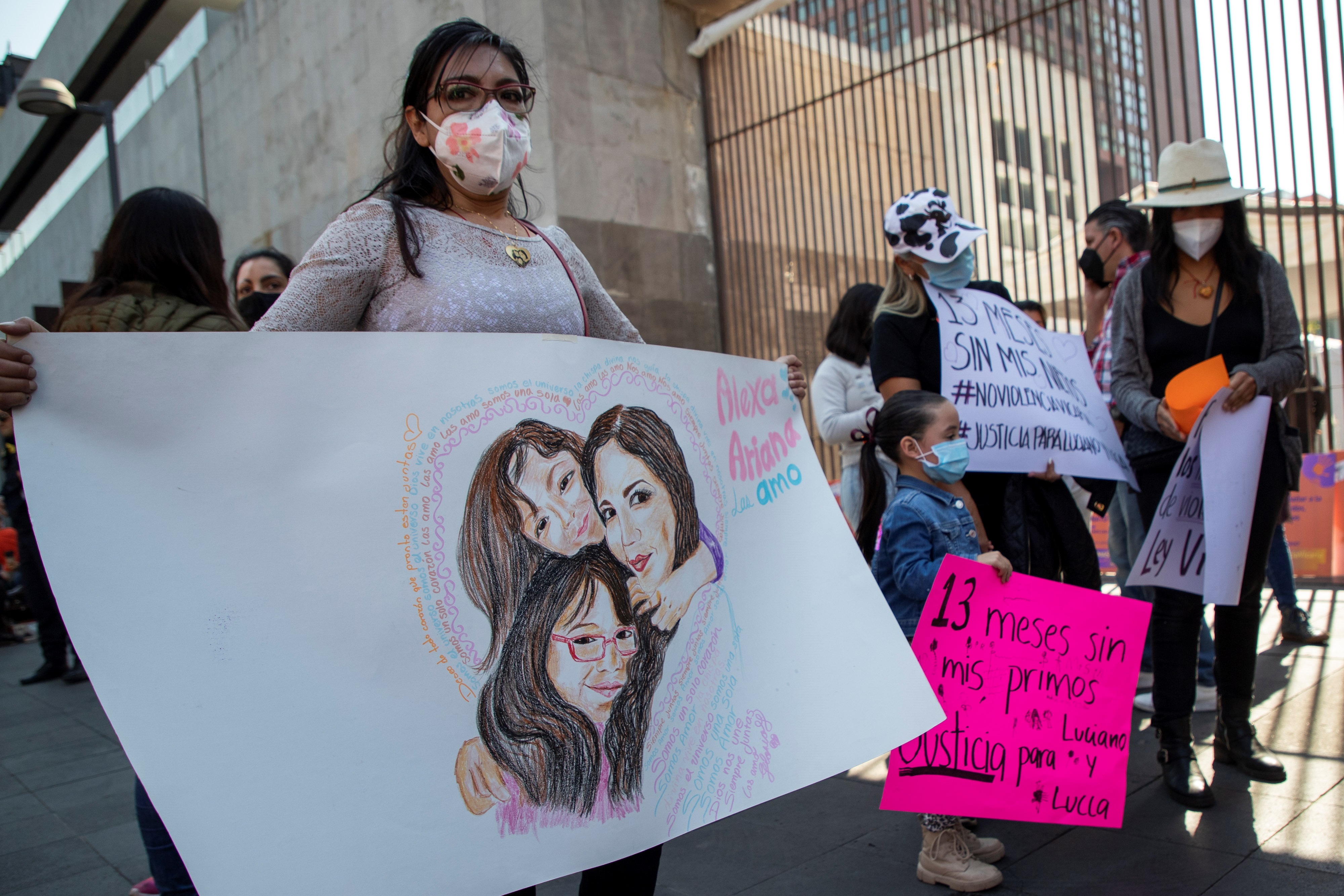 Mujeres representantes de la asociación Frente Nacional de Mujeres, protestan hoy al exterior de los Juzgados Familiares en la Ciudad de México (México). EFE/Madla Hartz
