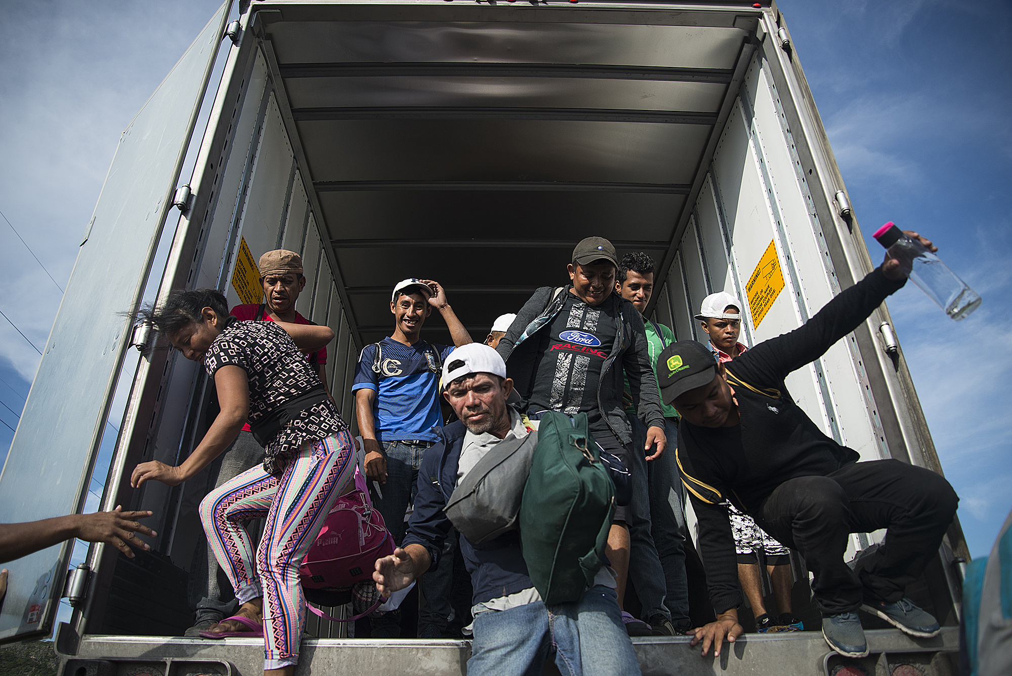 Fotografía de archivo que muestra a migrantes centroamericanos que se dirigen a Estados Unidos viajando en un camión. EFE/Luis Villalobos
