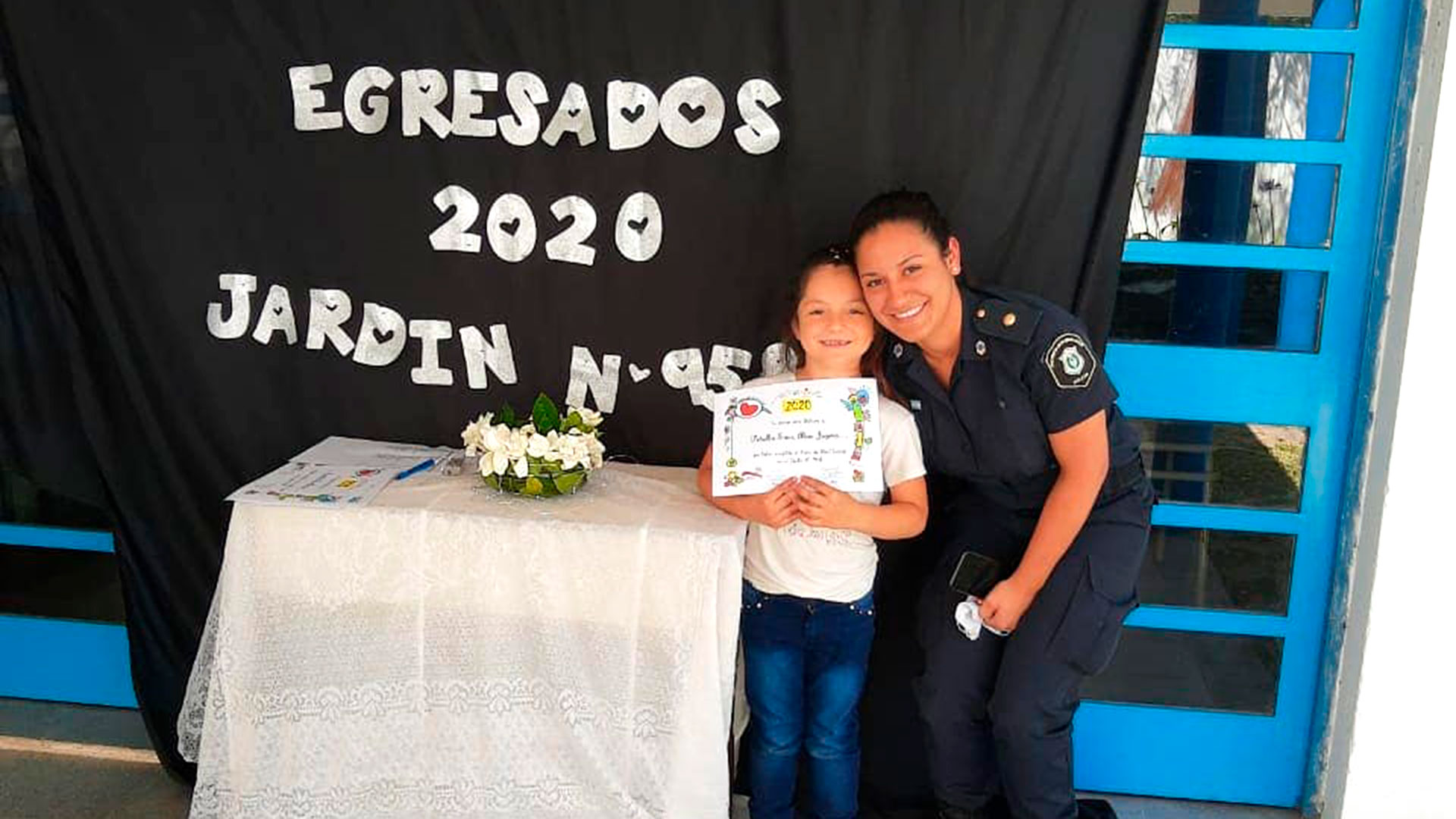 La Oficial Suayudante Astrid Sosa (23) y su pequeña hija Alma (7)