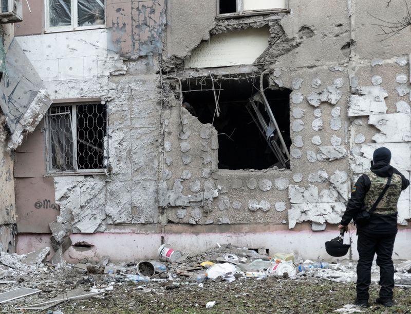 FOTO DE ARCHIVO. Un fiscal ucraniano de crímenes de guerra inspecciona un edificio residencial dañado por un ataque militar ruso, en medio de la continuación del ataque de Rusia contra Ucrania, en Jersón, Ucrania. REUTERS/Anna Voitenko