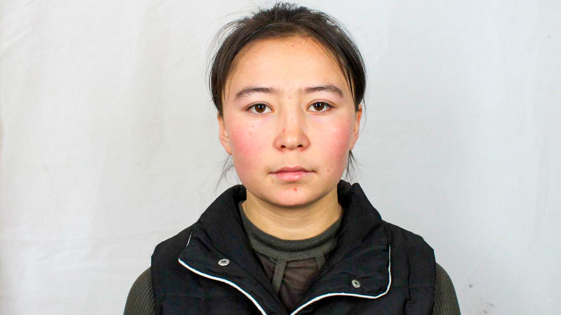 Foto de uno de los uigures detenidos (Archivos de la Policía de Xinjiang/Victims of Communism Memorial Foundation.)