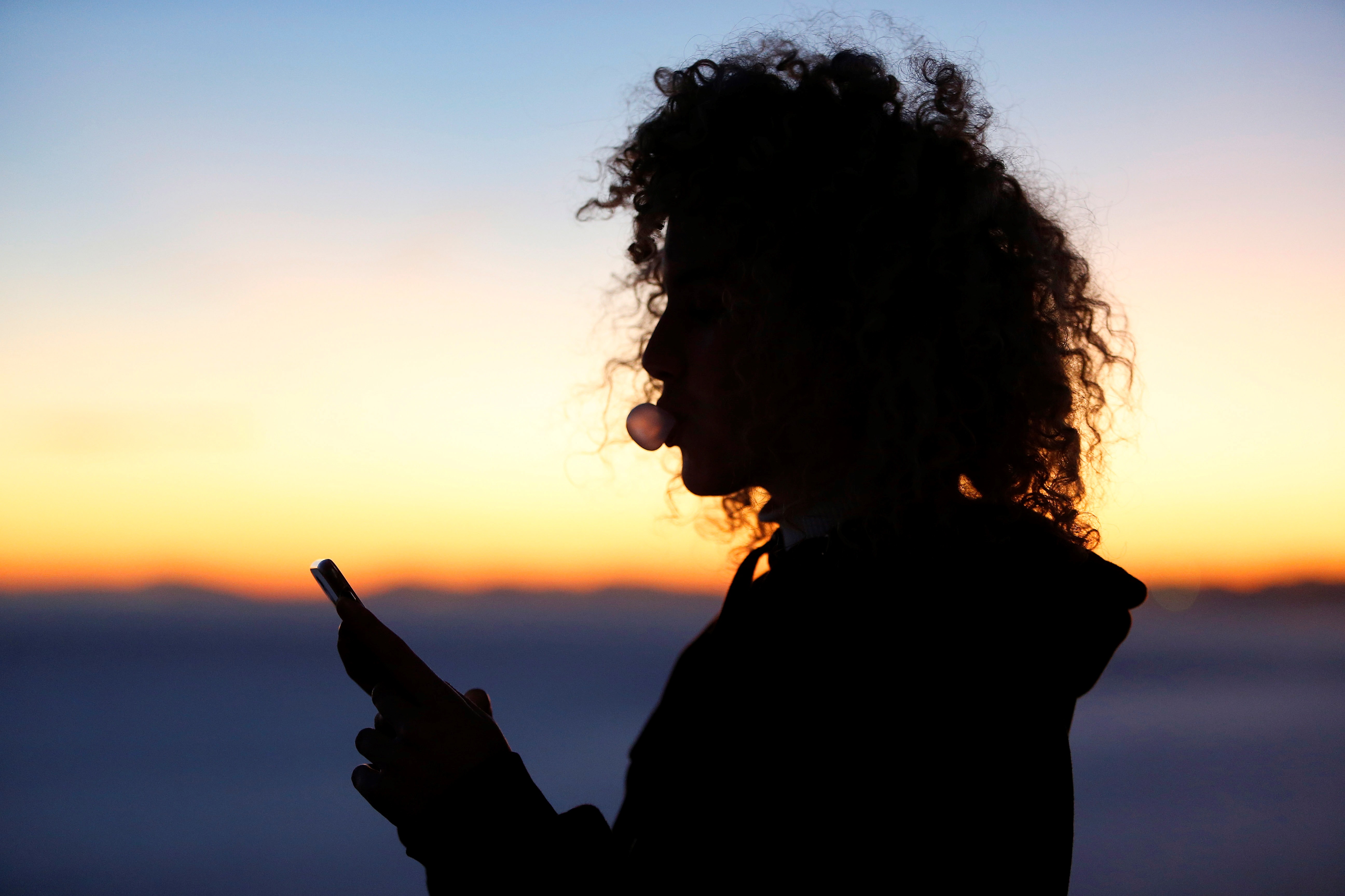 Una joven mira el móvil, en una fotografía de archivo. EFE/Manuel Lorenzo

