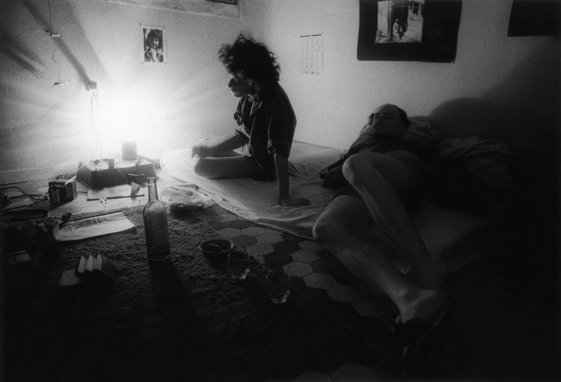 Mónica Quijada y Ernesto Walfisch escuchan jazz. Fotografia de Dani Yako. Madrid 1981.