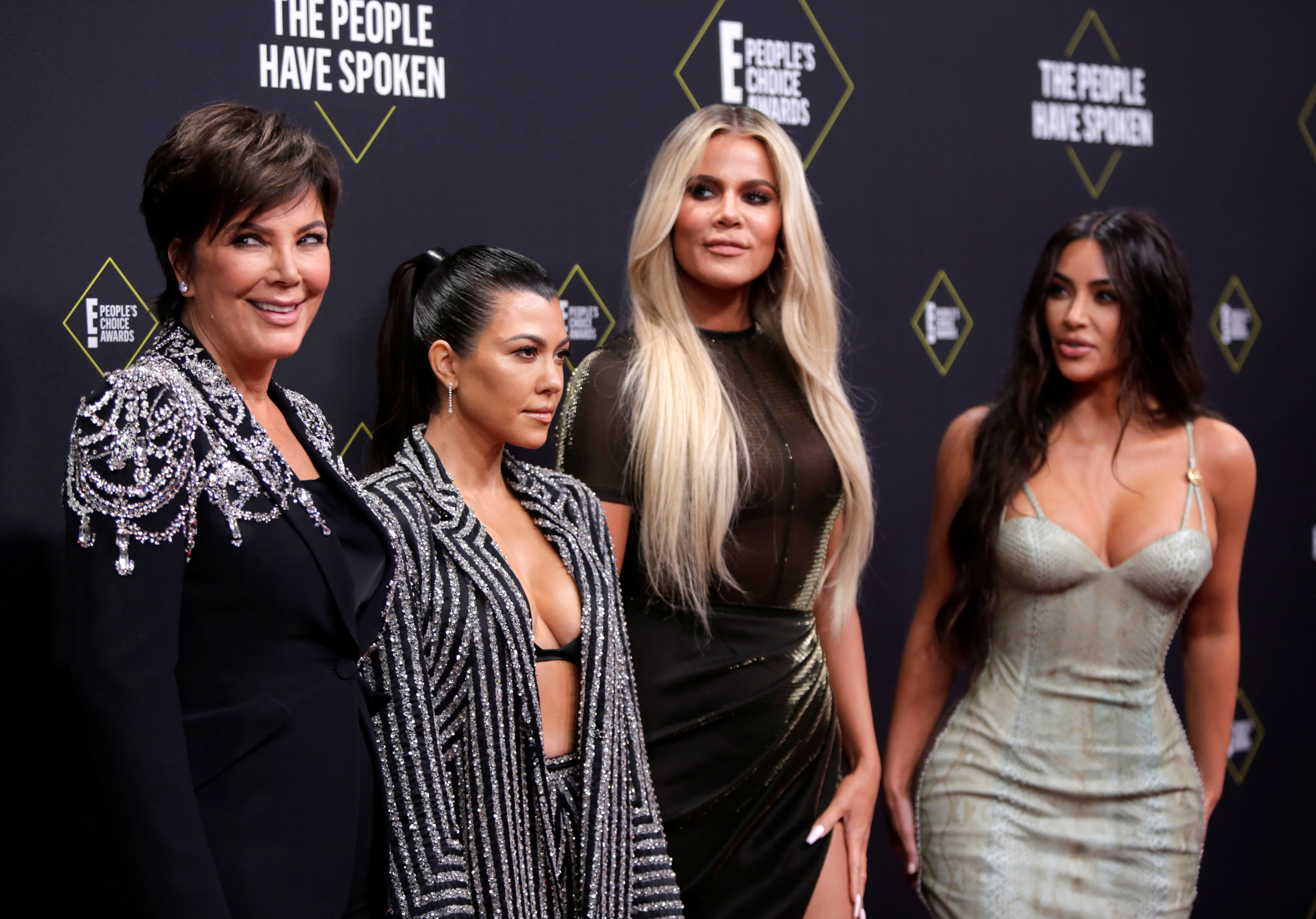 Kris Jenner, Kourtney Kardashian, Khloe Kardashian y Kim Kardashian durante una gala, en una foto de archivo. Su manager, Angela Kukawski fue hallada muerta dentro de su automóvil y se sospecha que fue víctima de un femicidio cometido por su pareja (Reuters)