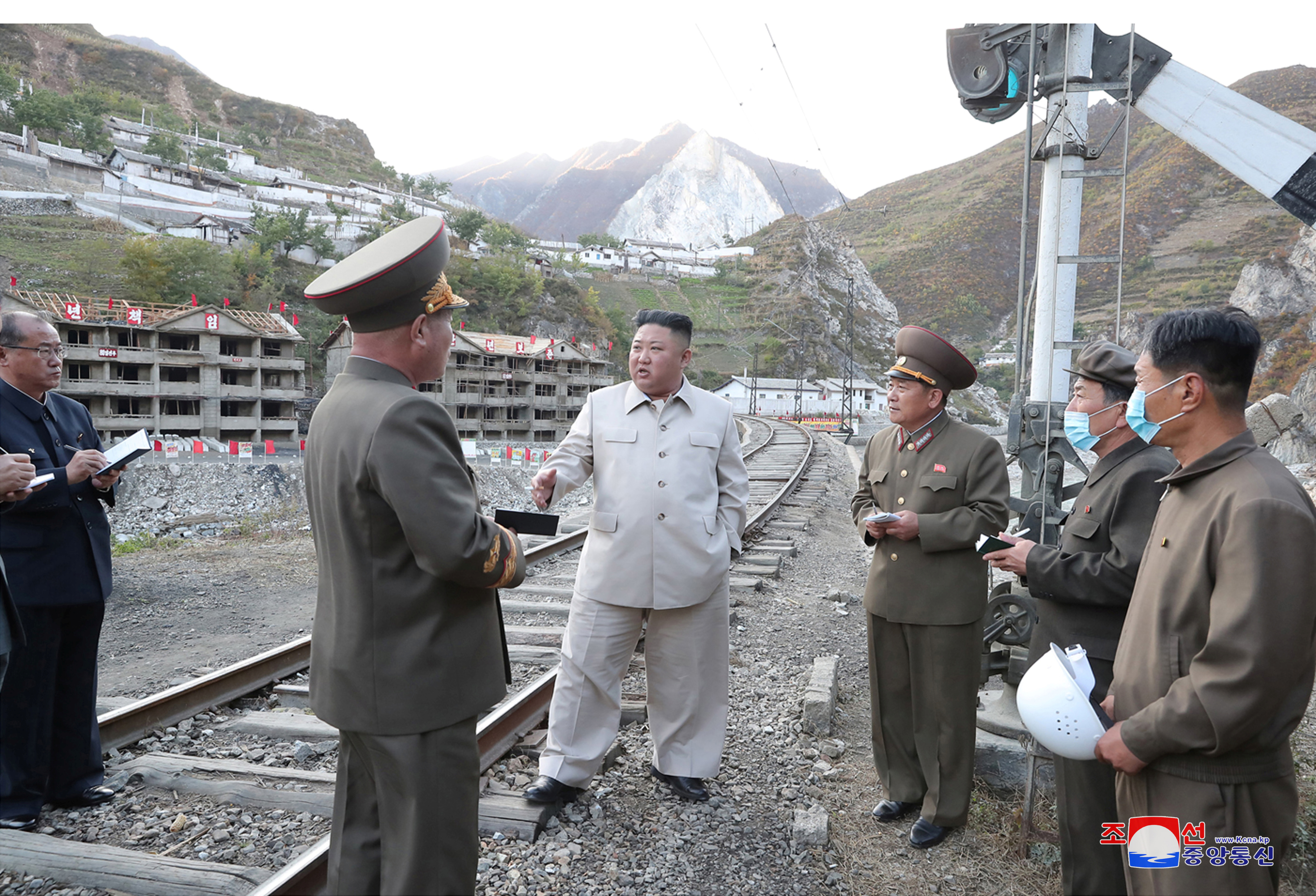  Kim Jong Un,  en el distrito de Geomdeok, provincia de Hamgyong del Sur, en Corea del Norte (Reuters)