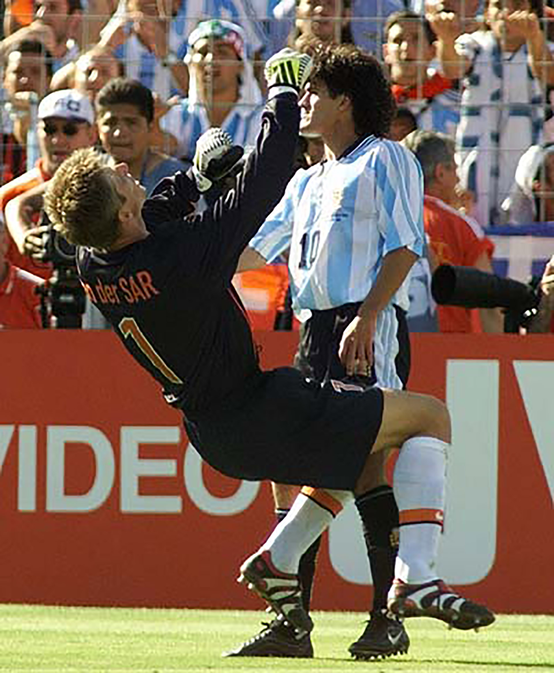 El cabezazo de Ortega a Van der Saar antes de la eliminación de Argentina frente a Holanda (AP)