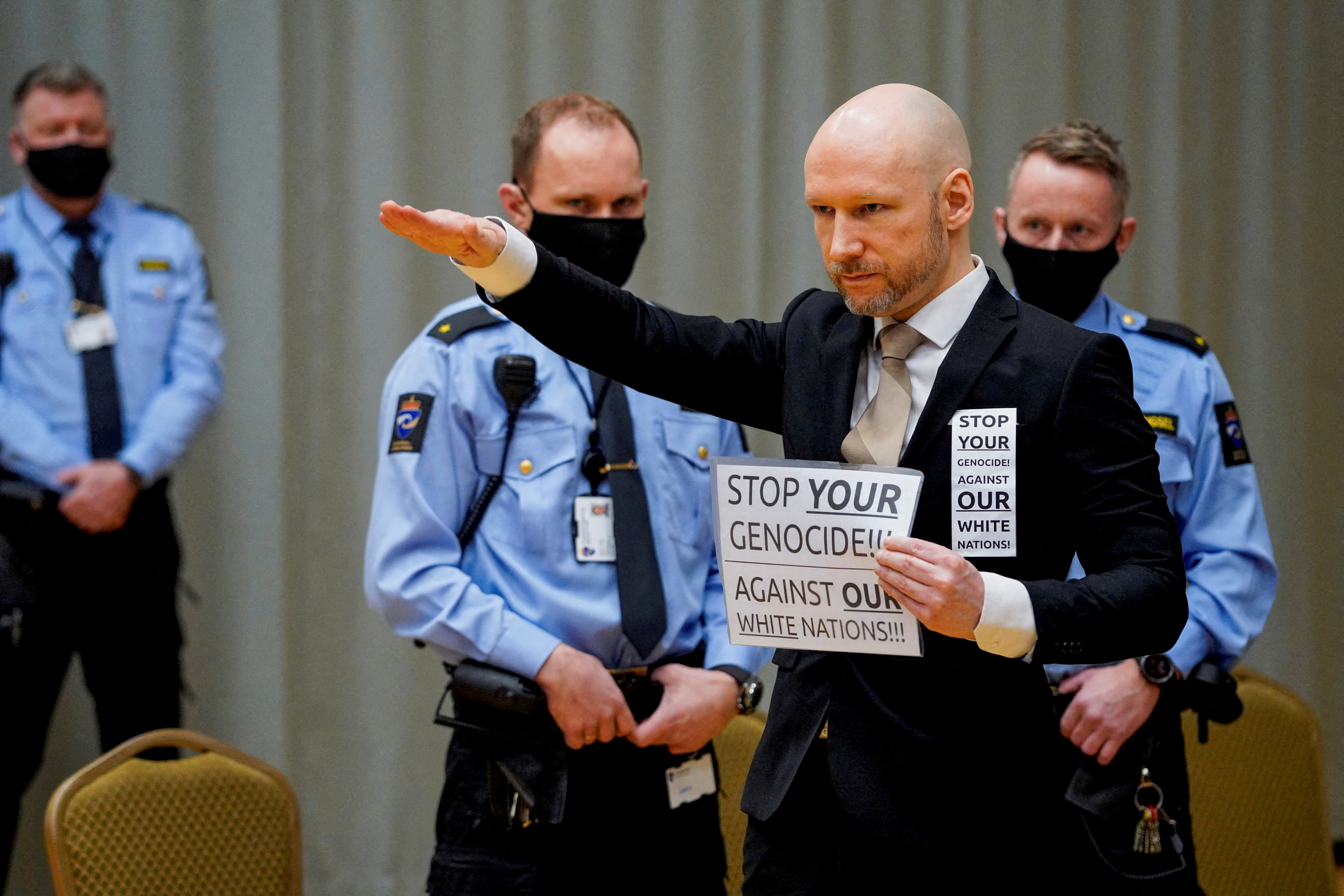 El asesino y terrorista Anders Breivik, proponente de la conspiración del marxismo cultural. El cartel dice: "Detengan su genocidio contra nuestras naciones blancas". (Reuters)