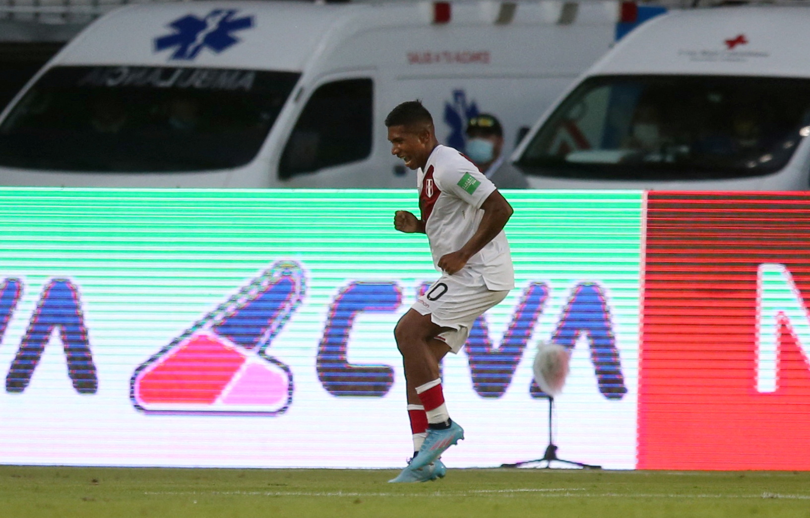 Edison Flores anotó el único gol del partido en el triunfo de Perú sobre Colombia en Barranquilla. | Foto: Reuters