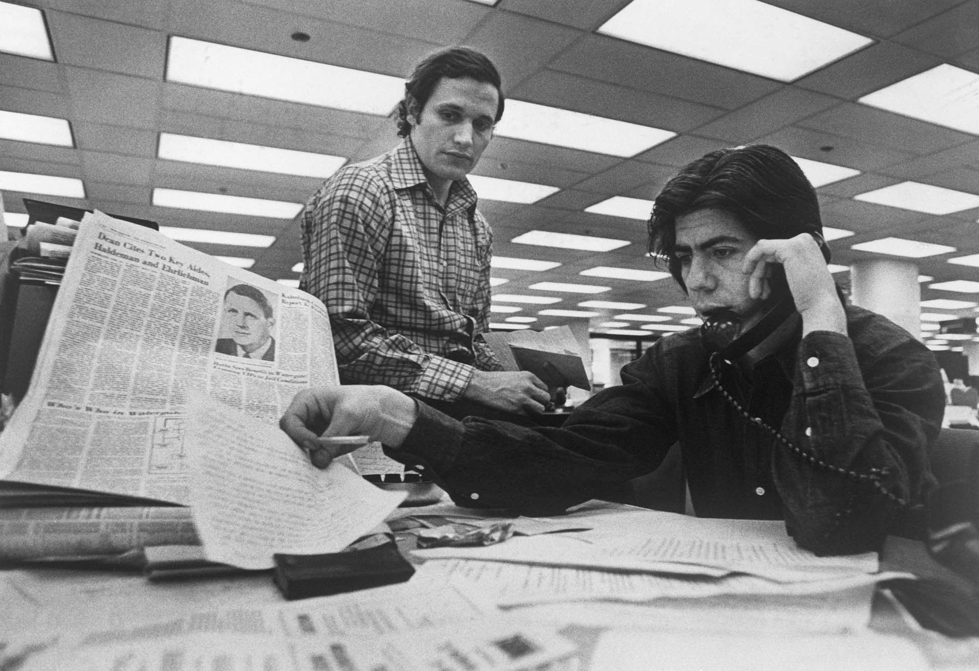 Bob Woodward y Carl Bernstein en la redacción del Washington Post, durante la investigación del caso Watergate (Bettmann Archive/Getty Images)