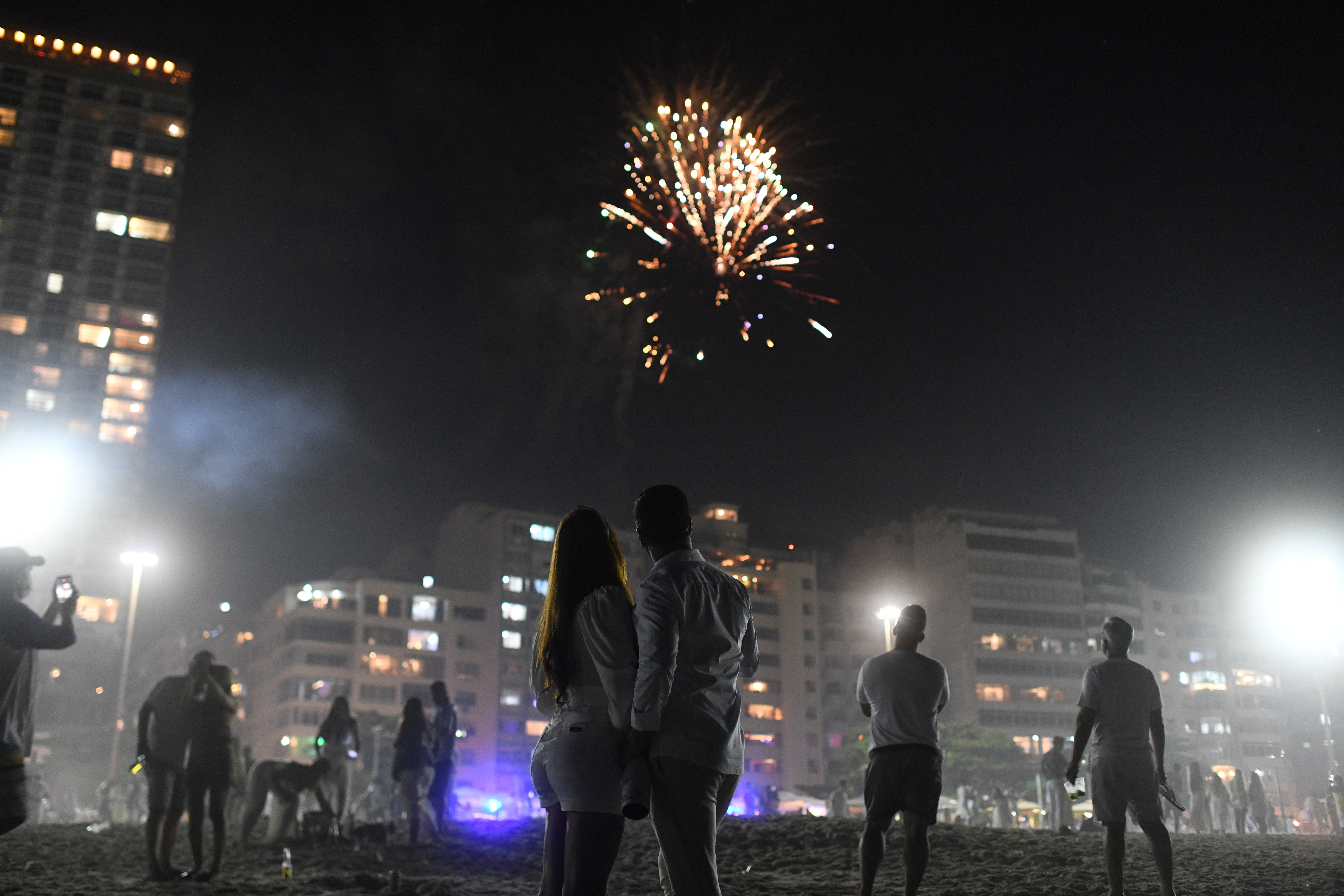 Una pareja contempla los fuegos artificiales conmemorativos del Año Nuevo en Copacabana, Brasil 