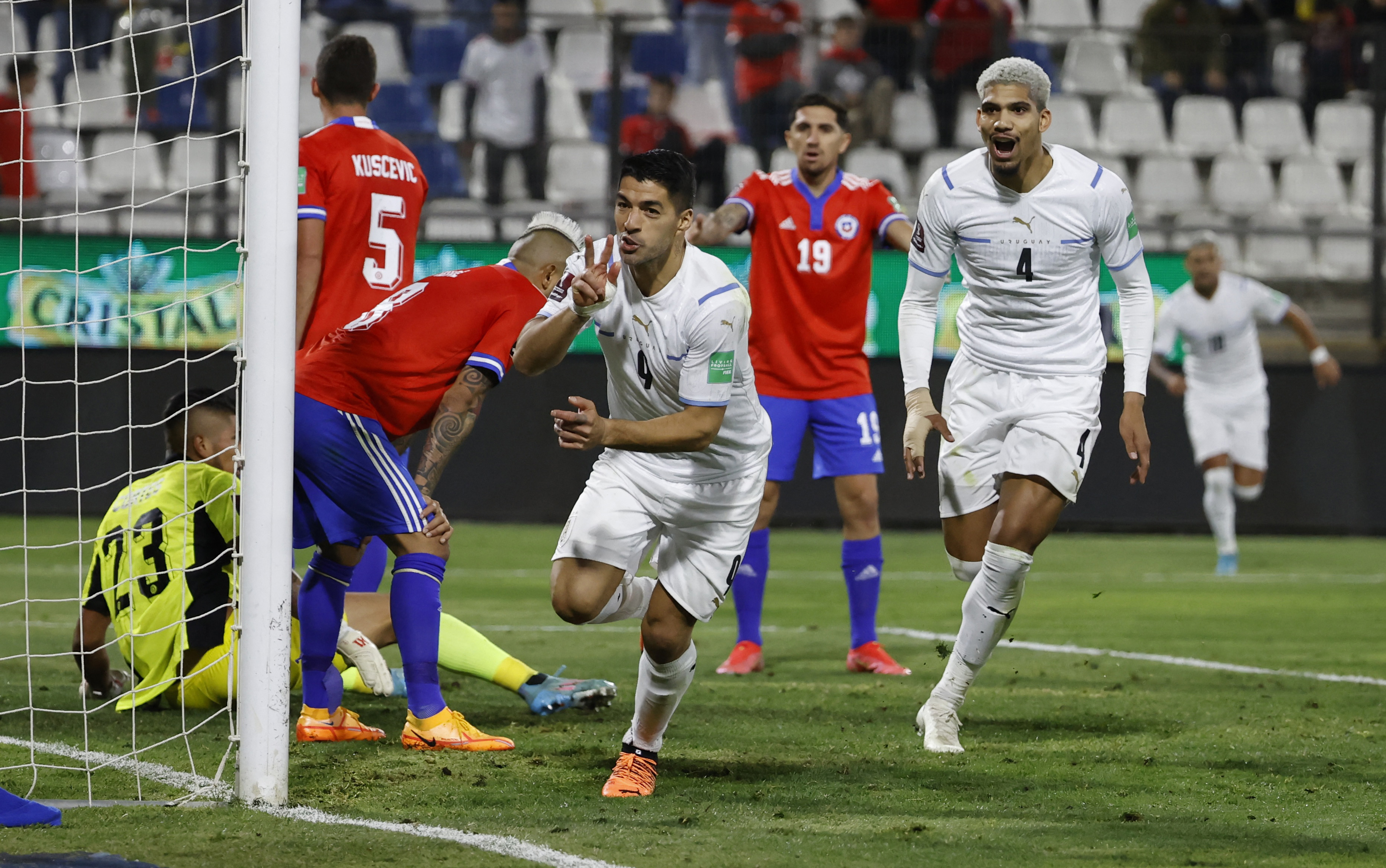 Luis Suárez celebra su espectacular gol (REUTERS/Alberto Valdes)