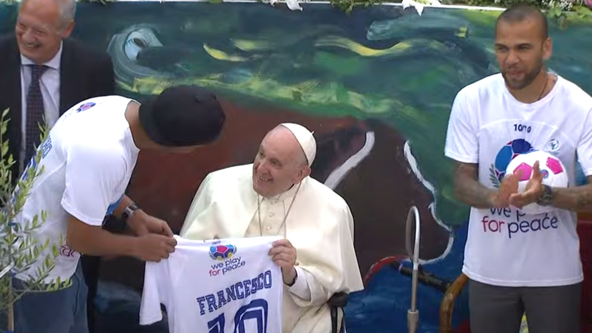 Ronaldinho le entregó la cinta de capital y una camiseta con su nombre y el númeor 10 al Papa, que bandijo un olivo y firmó la pelota
