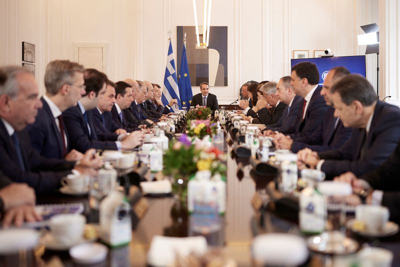 El primer ministro griego, Kyriakos Mitsotakis, dirige una reunión de gabinete en la Mansión Maximos en Atenas, Grecia, 28 de marzo de 2023. Dimitris Papamitsos/Oficina del Primer Ministro griego/Handout via REUTERS