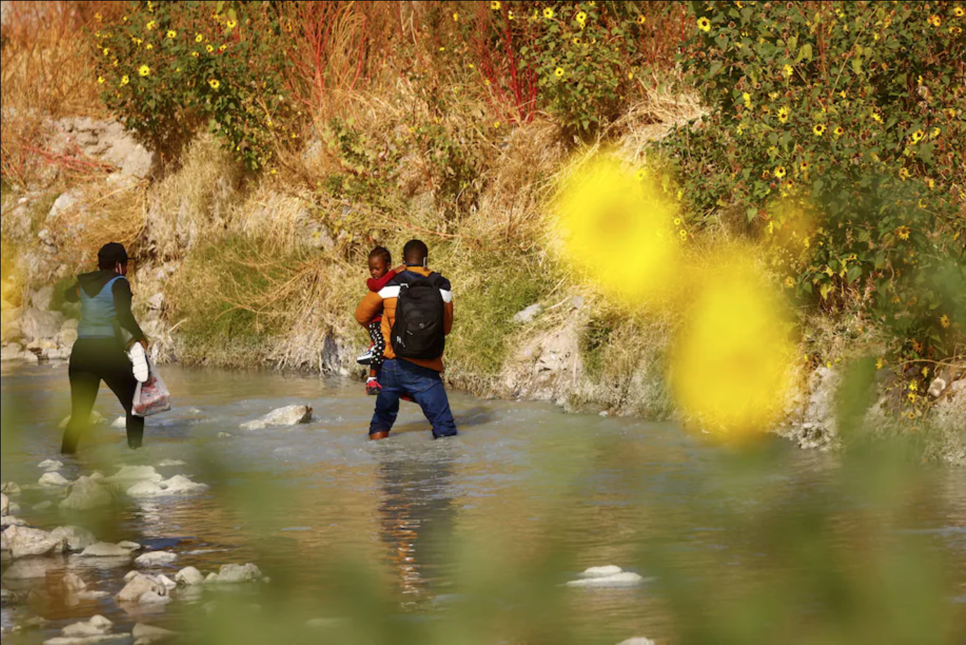 Migrantes en busca de asilo en Estados Unidos cruzaron Río Bravo el 14 de diciembre (Foto: José Luis González/Reuters)