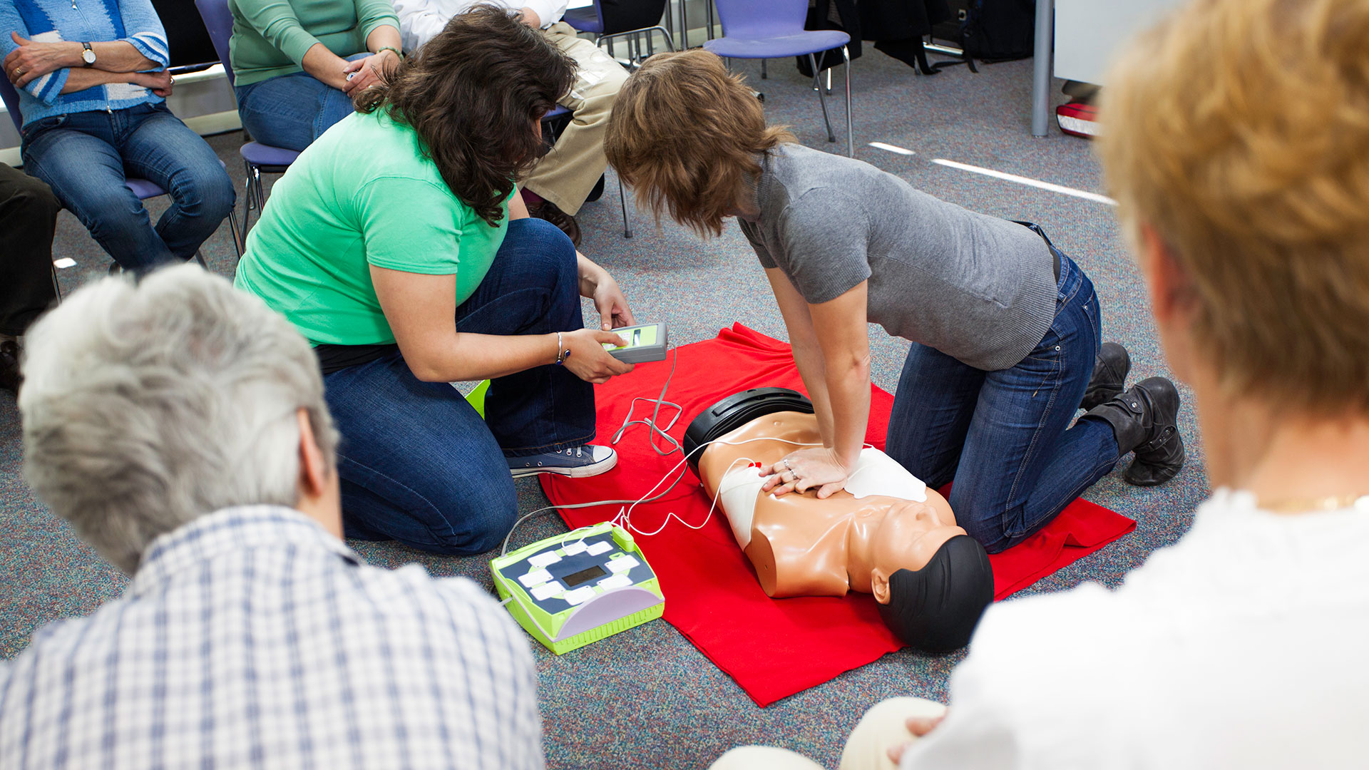 Aprender primeros auxilios salva vidas en una emergencia, cualquier persona puede capacitarse (Gettyimages)