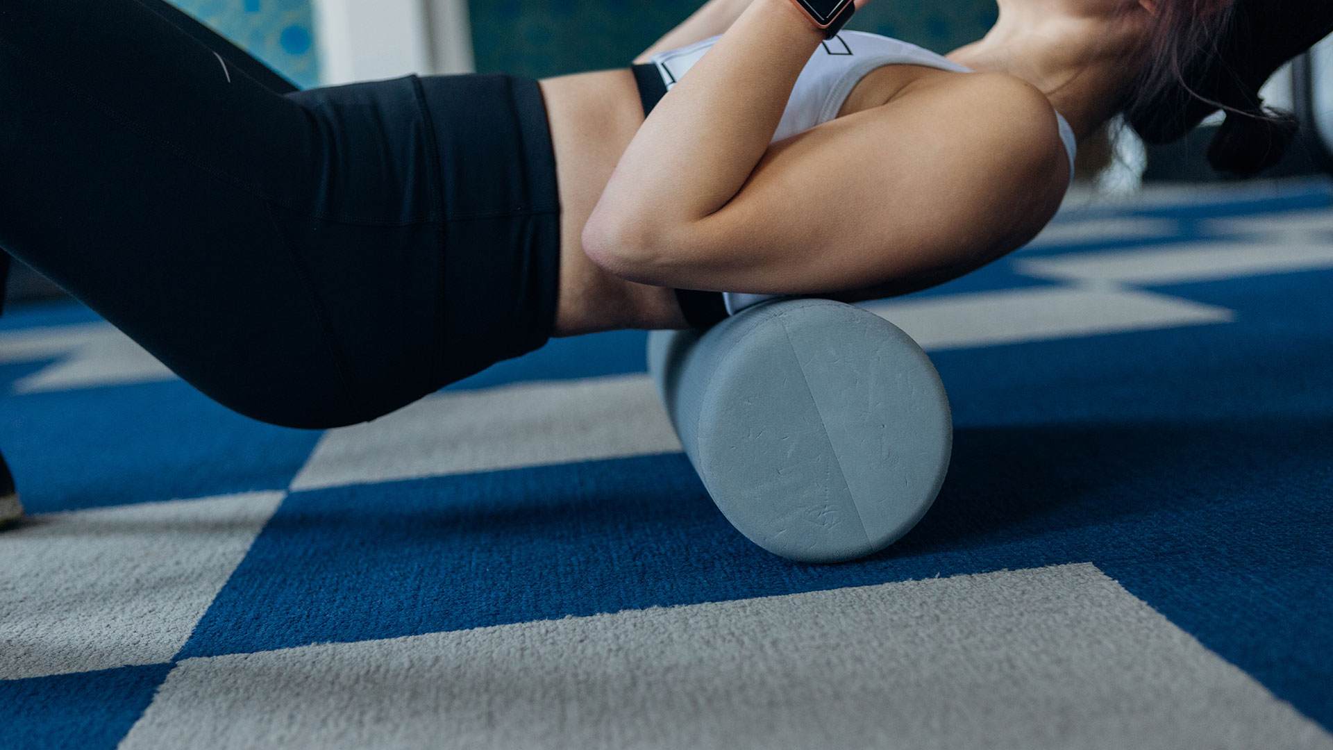 Chest extension on a foam roller (Gettyimages)
