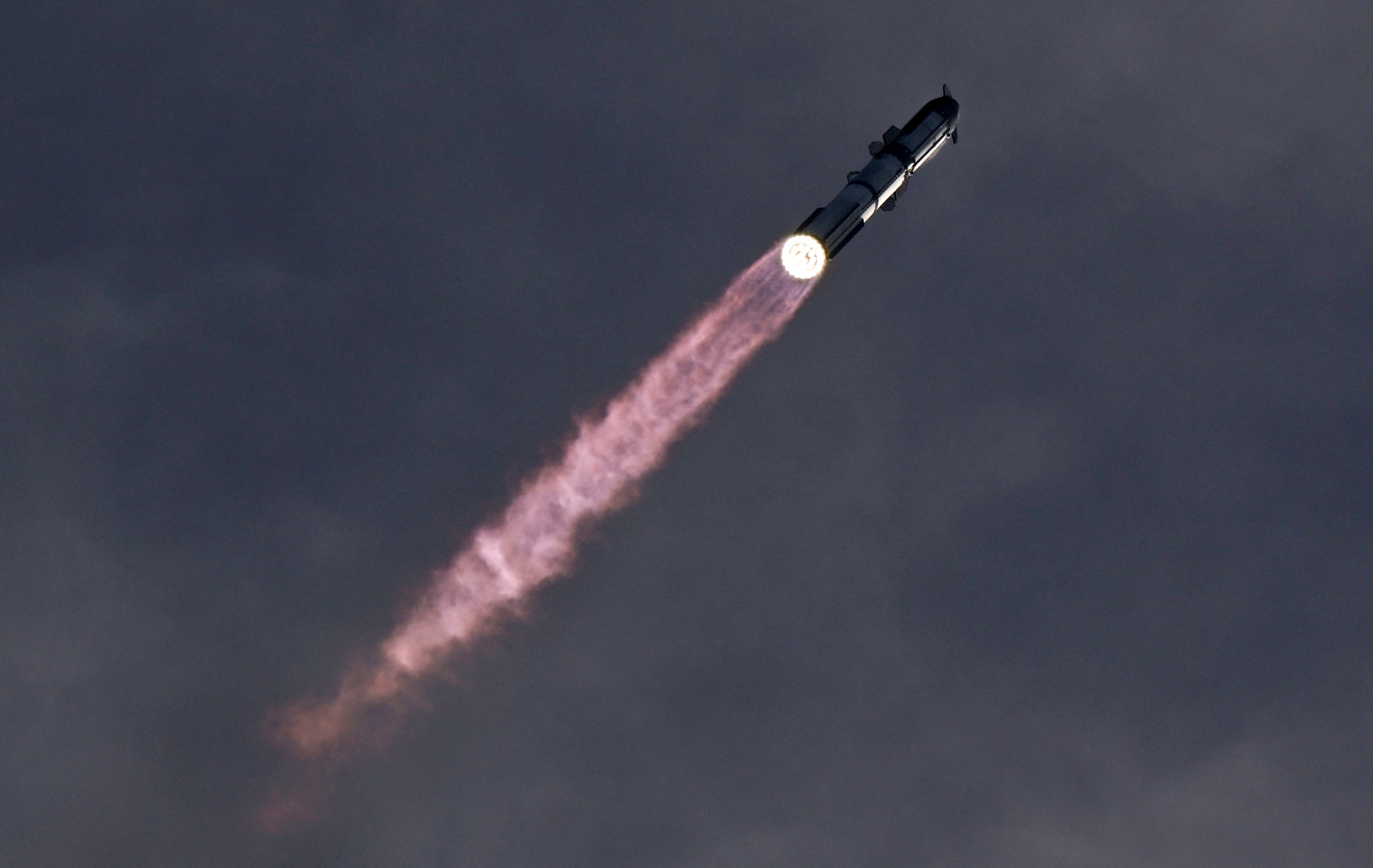 El vuelo 14 de Starship de SpaceX alcanzó la órbita a pesar de un problema en el motor