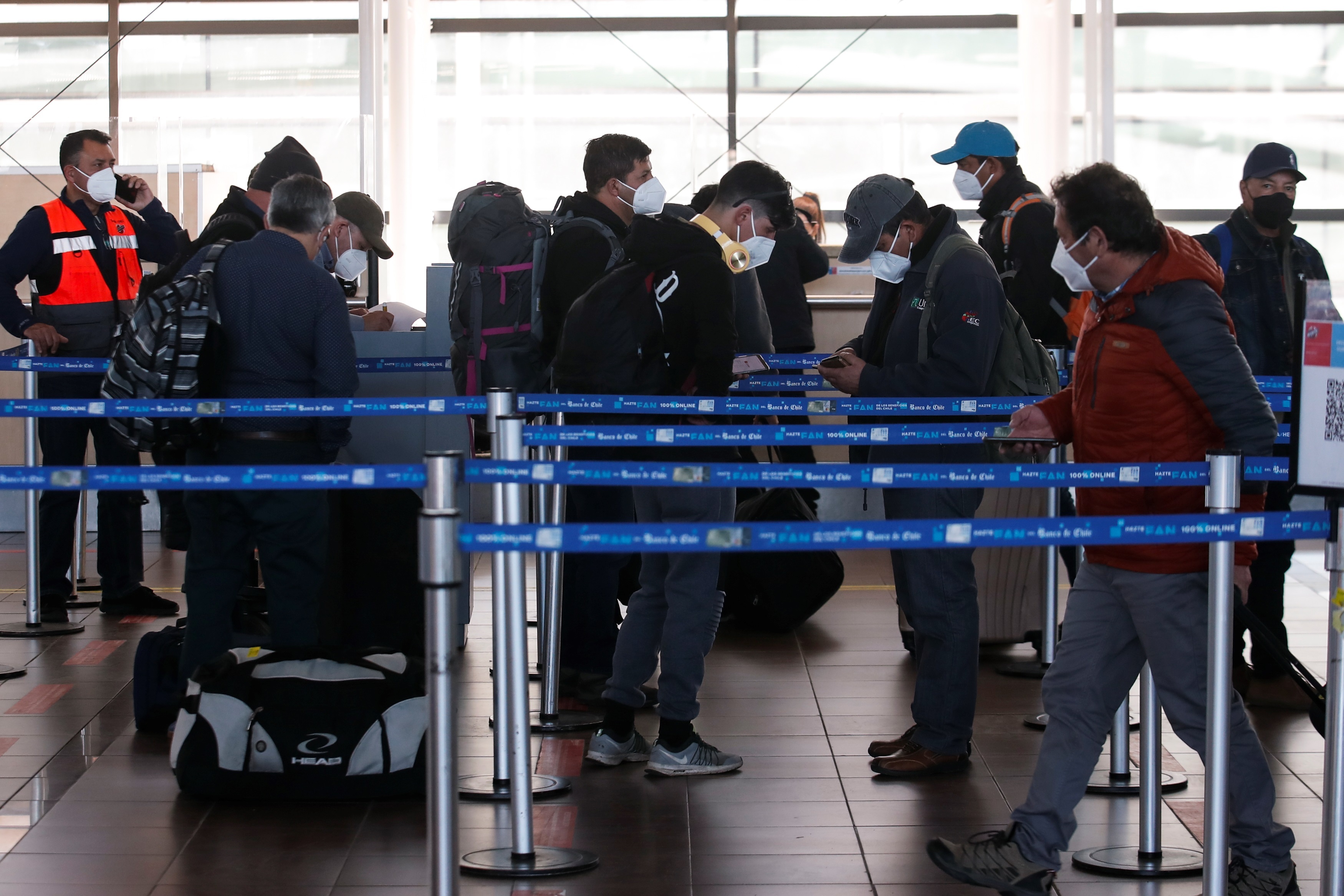 Un grupo de viajeros espera en un Aeropuerto Internacional 