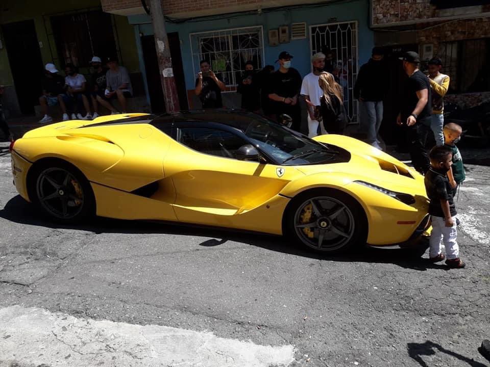 En video: J Balvin está en Medellín y se metió en un Ferrari al barrio que  lo vio crecer - Infobae