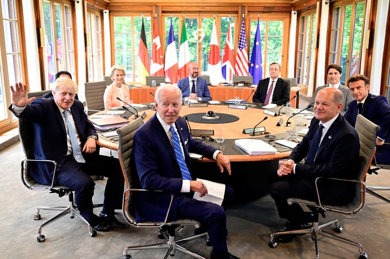  Olaf Scholz, Joe Biden,  Boris Johnson, Fumio Kishida, Ursula von der Leyen, Charles Michel, Mario Draghi, Justin Trudeau y Emmanuel Macron, todos con la camiseta puesta, en la mesa redanda del G7 (REUTERS)