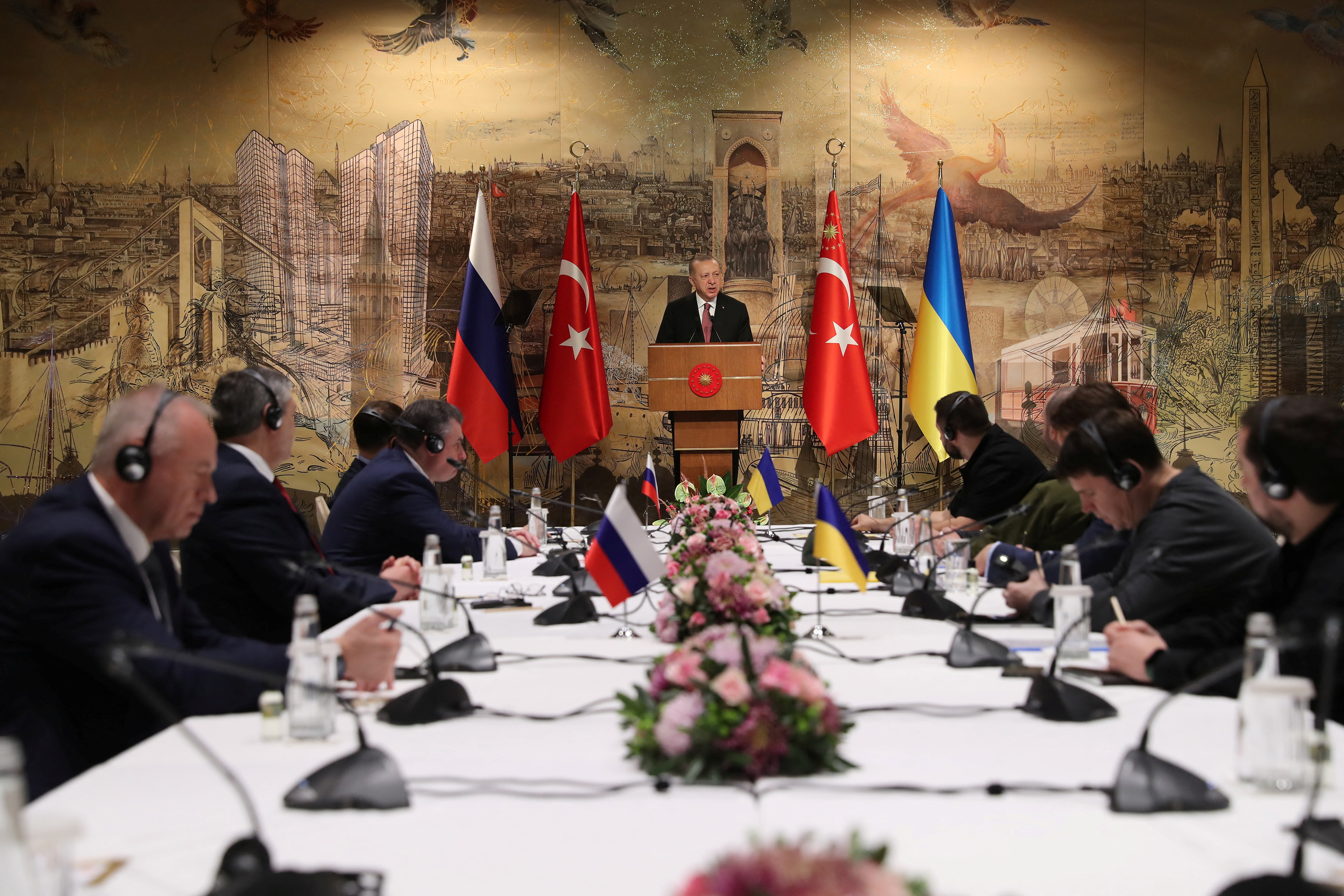 El presidente turco Tayyip Erdogan habla ante la mesa de negociadores en Estambul (Reuters)