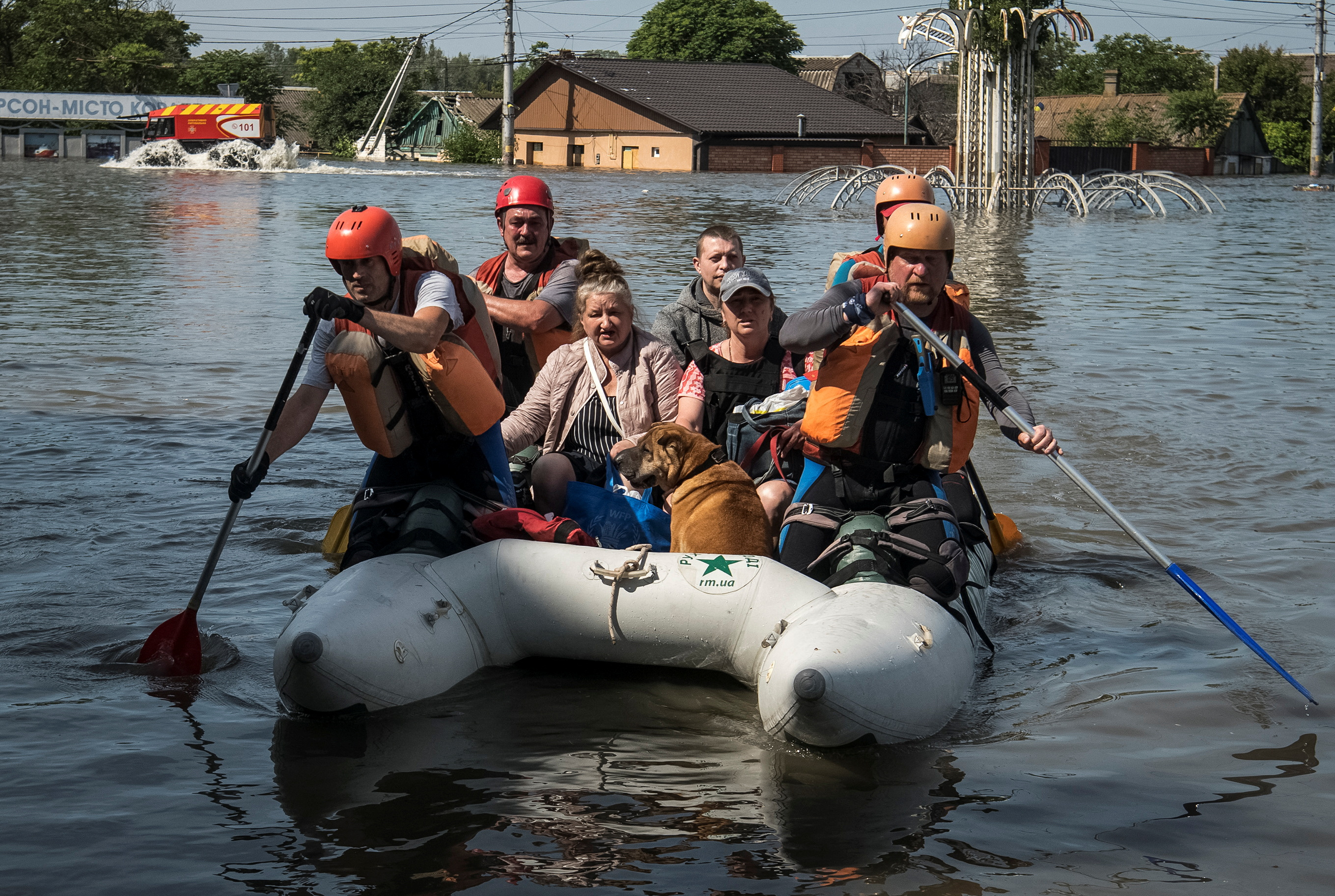 “Más de 40.000 personas podrían estar en zonas inundadas. Las autoridades ucranianas evacúan a más de 17.000 personas. Desgraciadamente, más de 25.000 civiles se encuentran en el territorio bajo control ruso”, indicó en Twitter el fiscal ucraniano Andrii Kostin.

