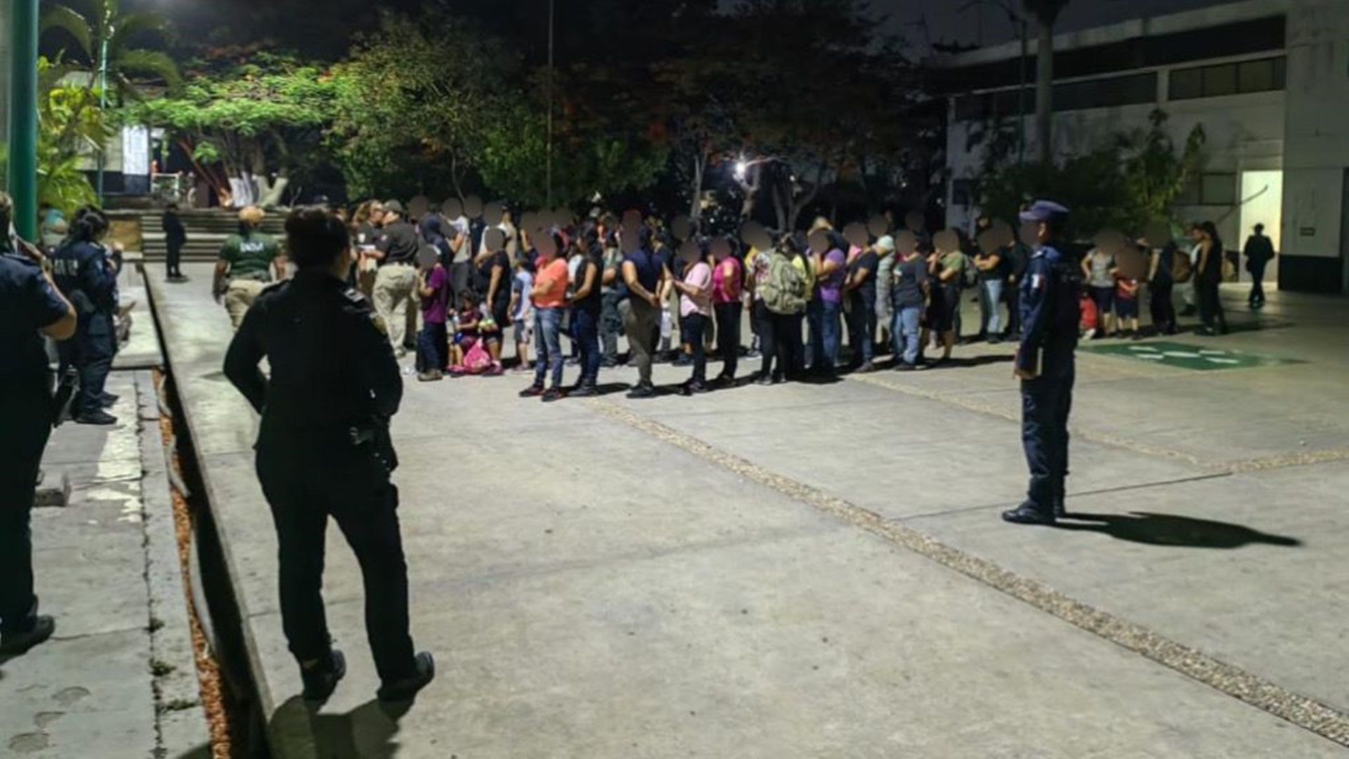Rescataron a 175 migrantes hacinados en un tractocamión en Chiapas