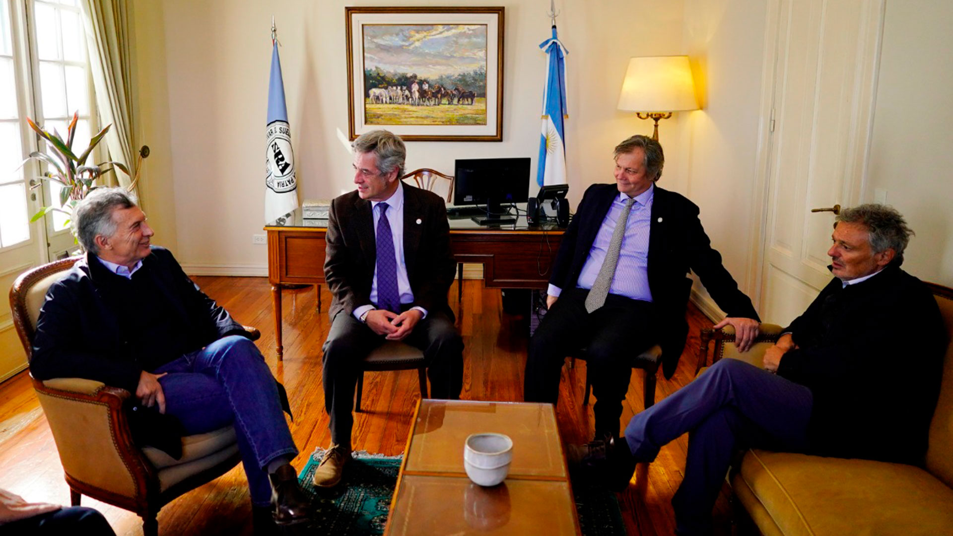 Mauricio Macri y Nicolás Pino, en la sala de presidencia de la Sociedad Rural Argentina en el predio de Palermo. 
