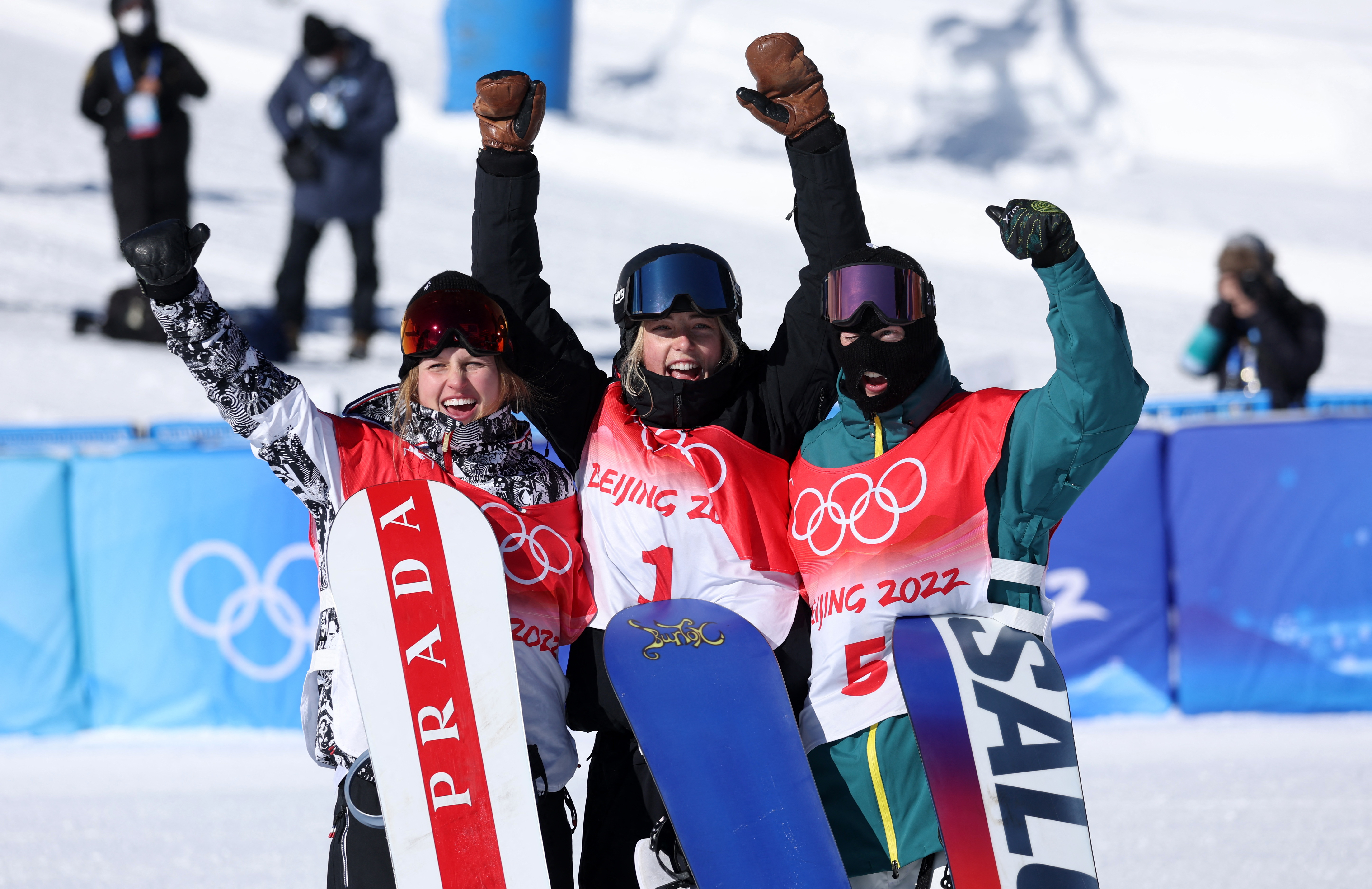 American snowboarder takes issue with IOC telling her to cover logo on her  board - Infobae