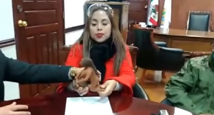 La escultura fue entregada al gobierno local. Foto: Impresión de pantalla de video Norveracruzanos.com