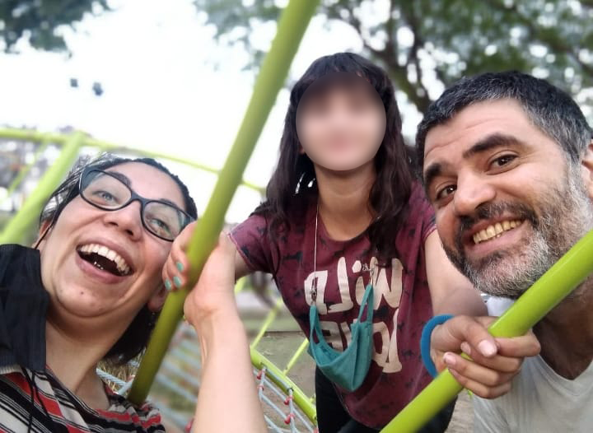 Diego y Jimena con su hija: el 25 de octubre cumplieron un año desde que la conocieron y pronto iniciarán el juicio de adopción (Gentileza @AdopciónNG)