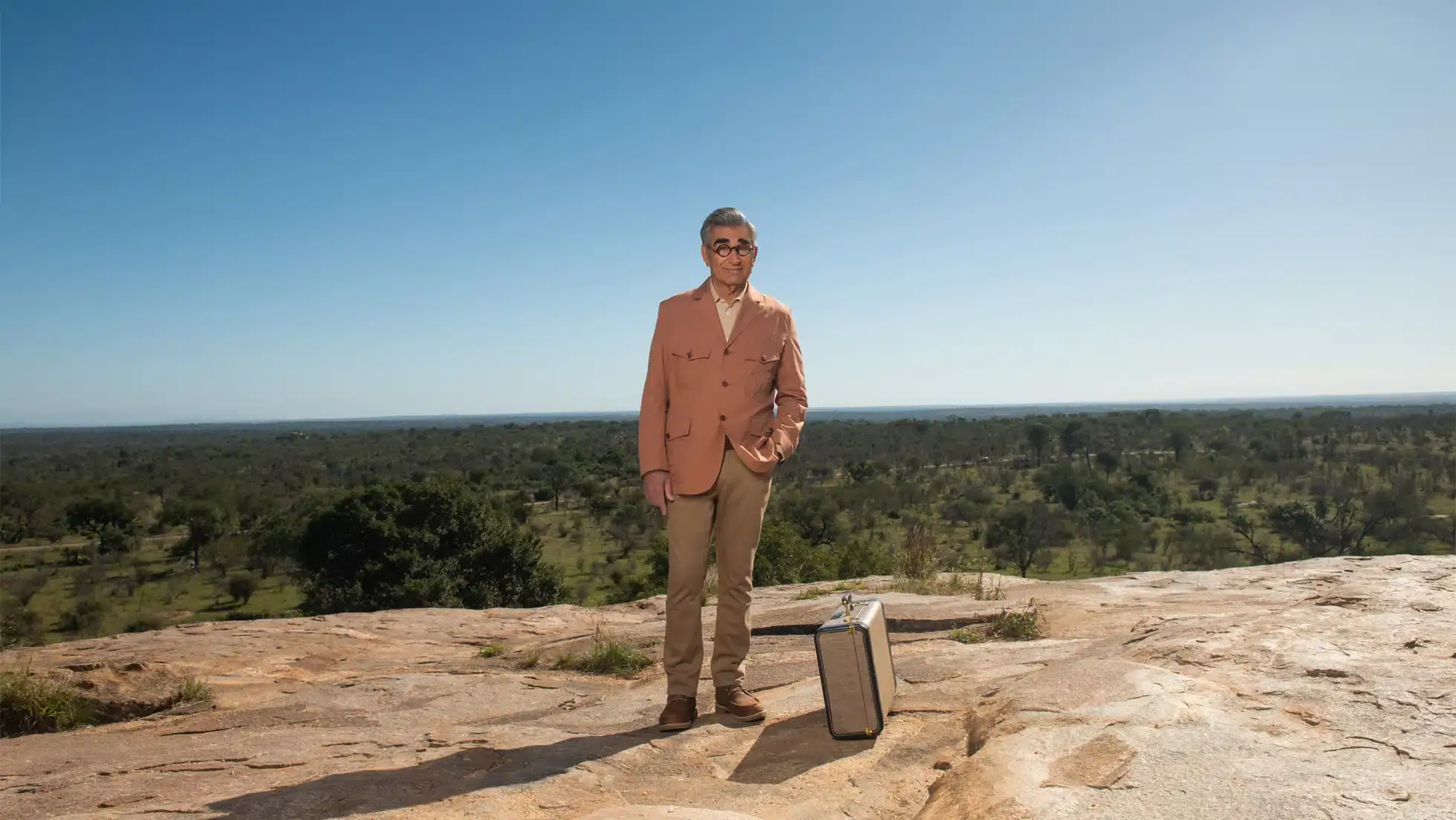 Eugene Levy se convierte en un trotamundos en esta producción de viajes. (Apple TV+)